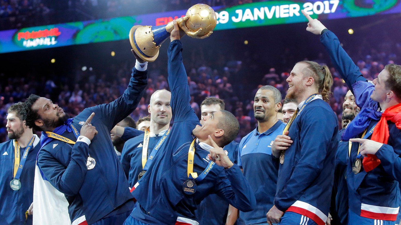 Hádzanári Francúzska oslavujú zisk titulu majstra sveta.