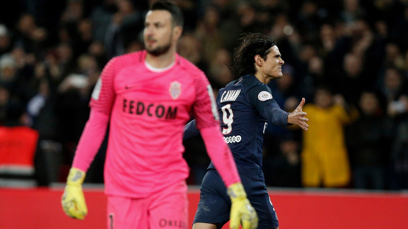 Edinson Cavani oslavuje gól do siete Monaka. Tímu napokon priniesol iba bod.