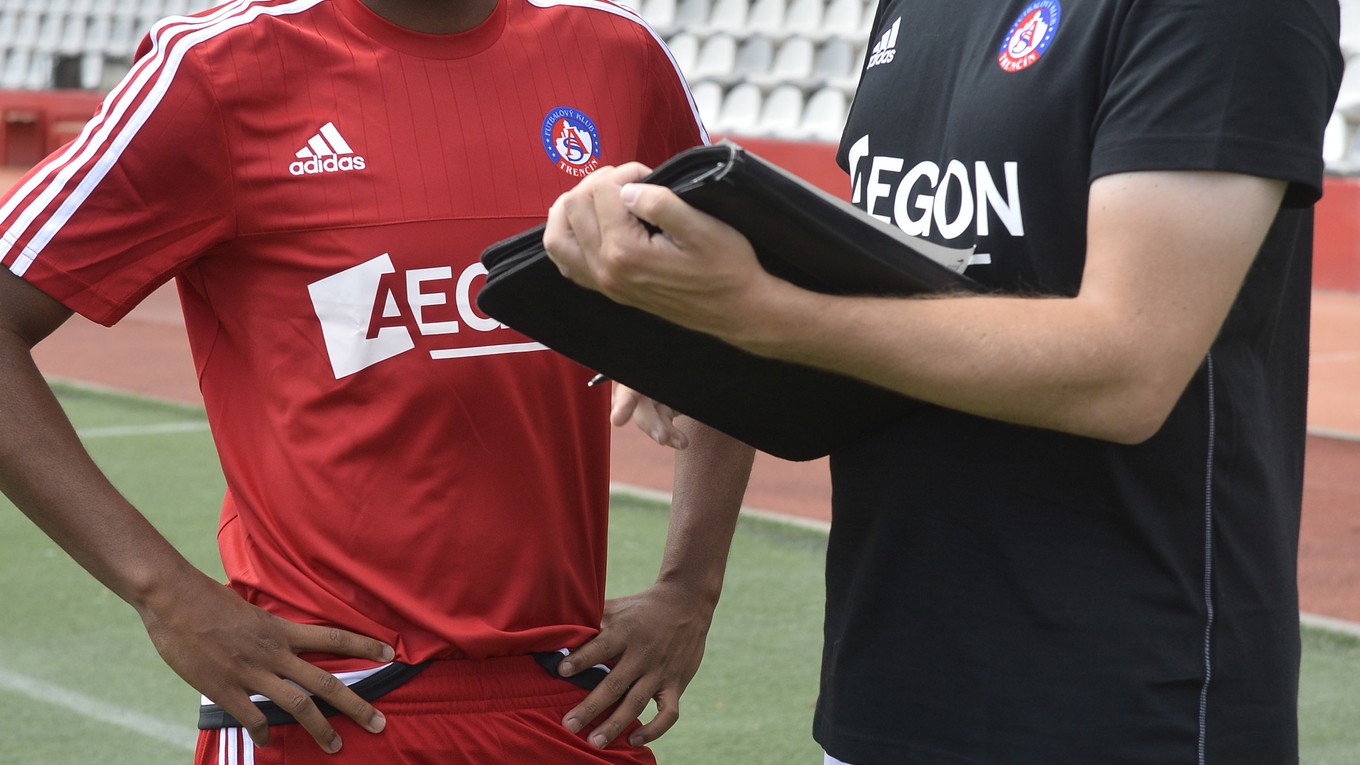 Leon Bailey (vľavo) komunikuje s technickým asistentom AS Trenčín Gideonom van der Weem.