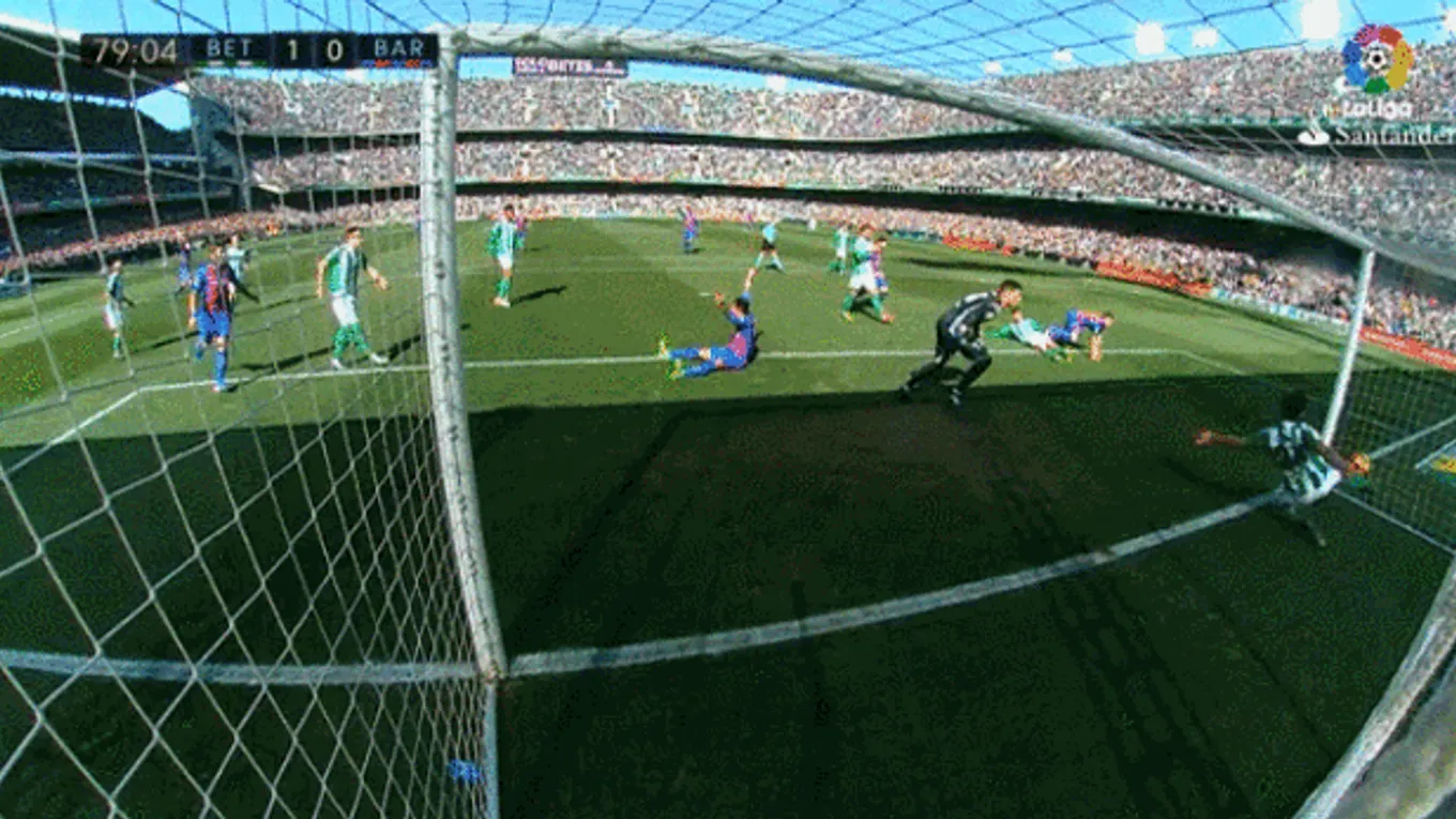 Vlnu rozhorčenia vyvolala situácia, keď rozhodca neuznal jasný gól Barcelony v zápase proti Betisu Sevilla.