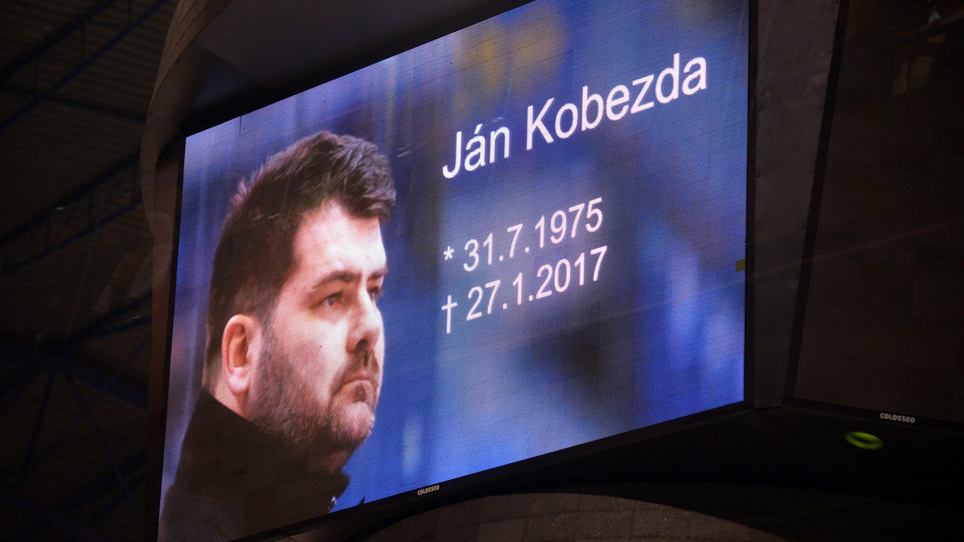 Pred dohrávaným zápasom Košíc s Trenčínom si uctili pamiatku zosnulého trénera a generálneho manažéra Dukly Jána Kobezdu.
