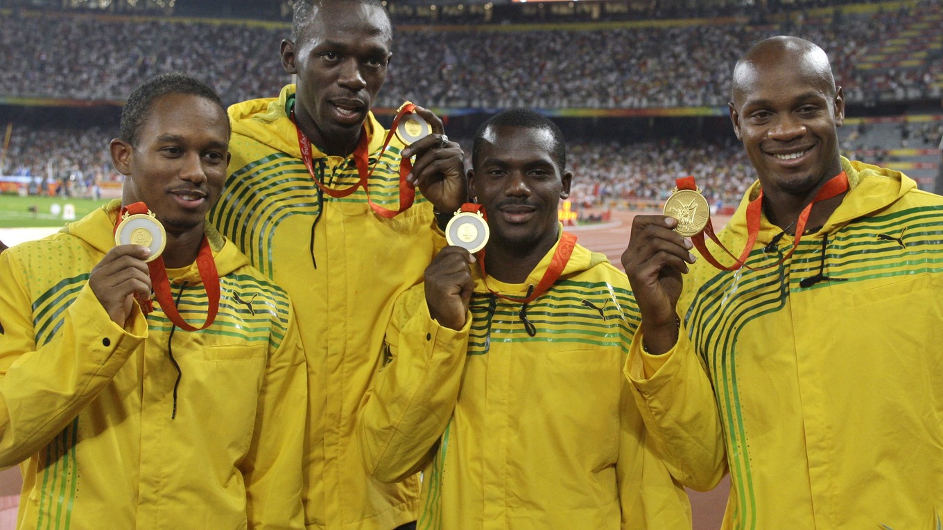 Členovia víťaznej jamajskej štafety z olympijských hier 2008 v Pekingu - zľava Michael Fraser, Usain Bolt, Nesta Carter a Asafa Powell.