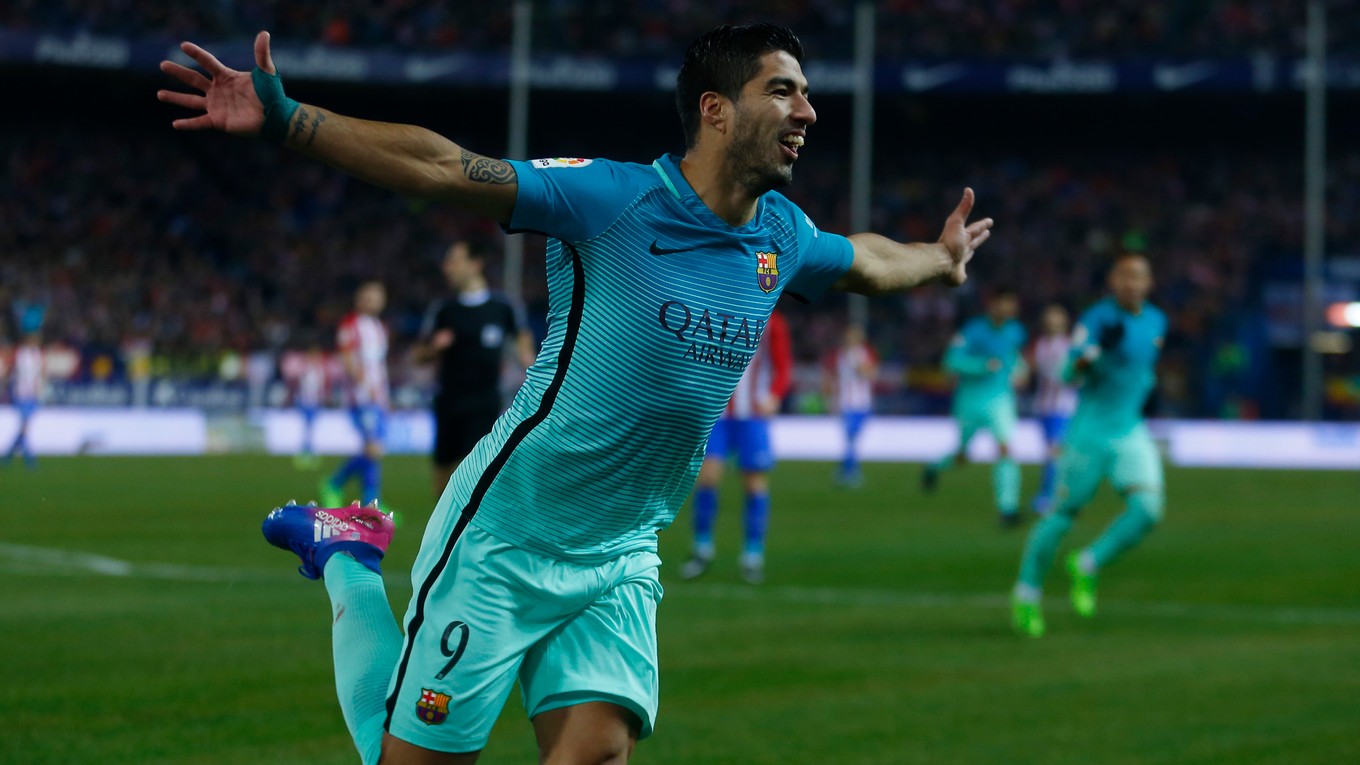  Futbalisti FC Barcelona zvíťazili v úvodnom zápase semifinále španielskeho Kráľovského pohára na pôde veľkého rivala Atletica Madrid 2:1.