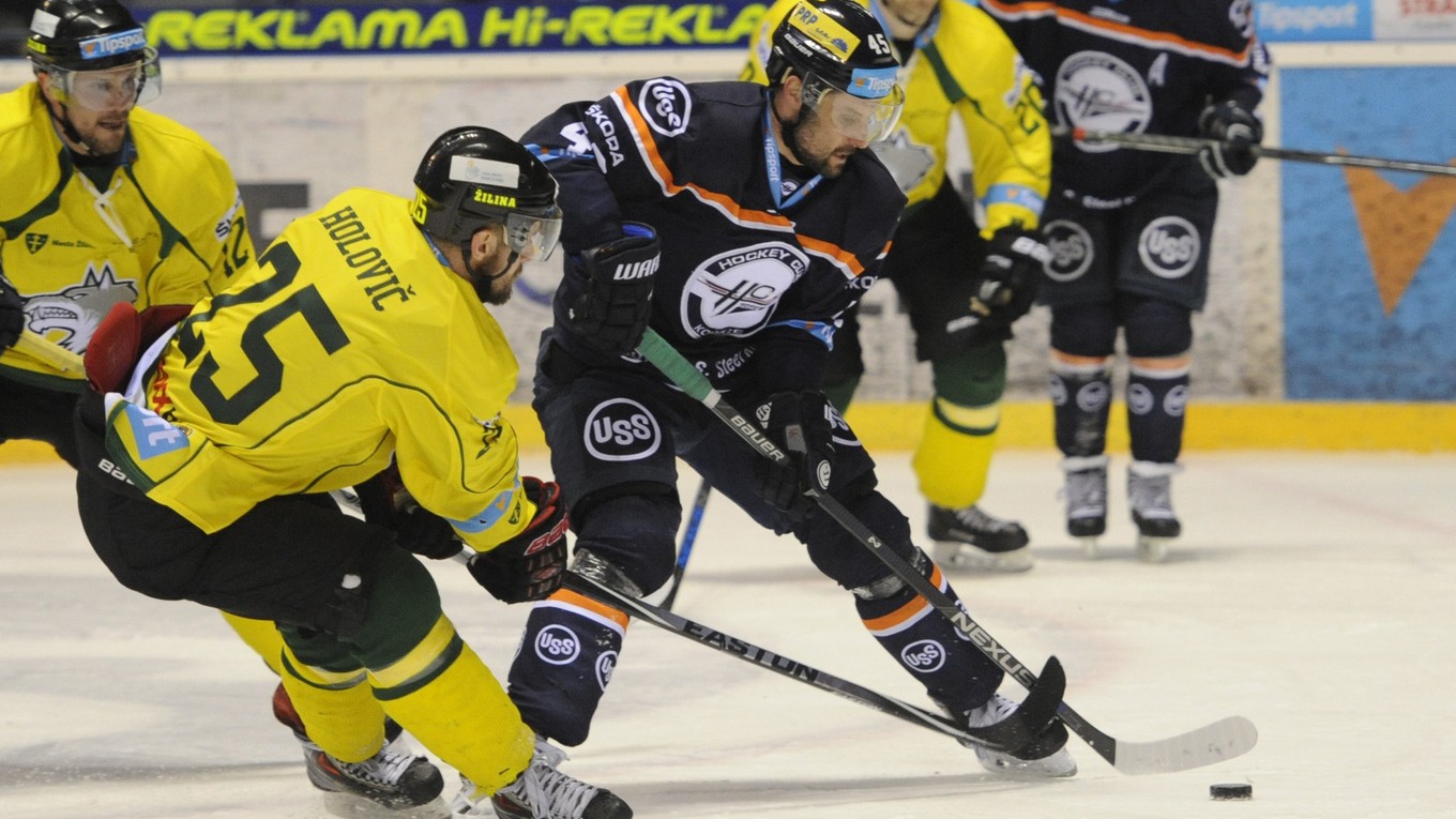 Na snímke v strede Rudolf Huna (Košice) vľavo Marcel Holovič (Žilina) v zápase 43. kola hokejovej Tipsport ligy medzi HC Košice - MsHK Žilina.