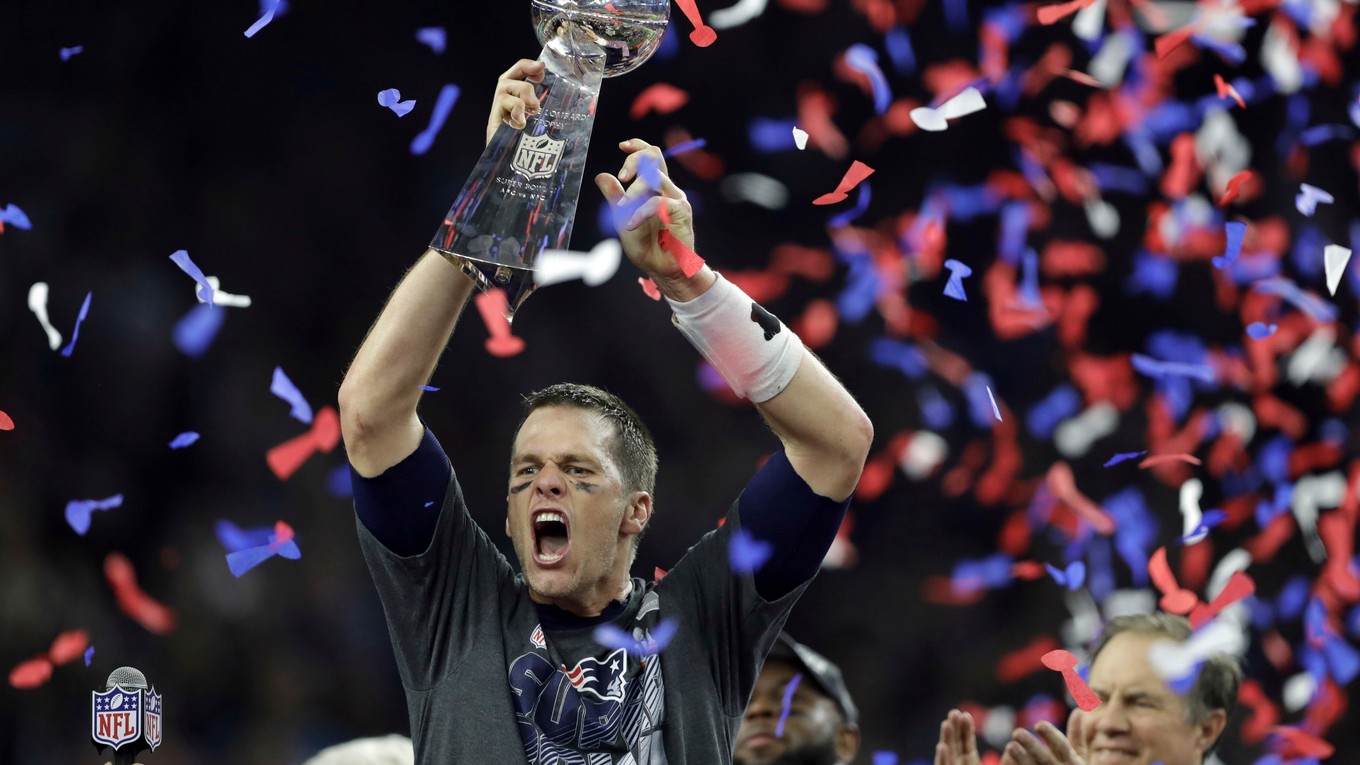 Tom Brady dvíha nad hlavu víťaznú trofej.