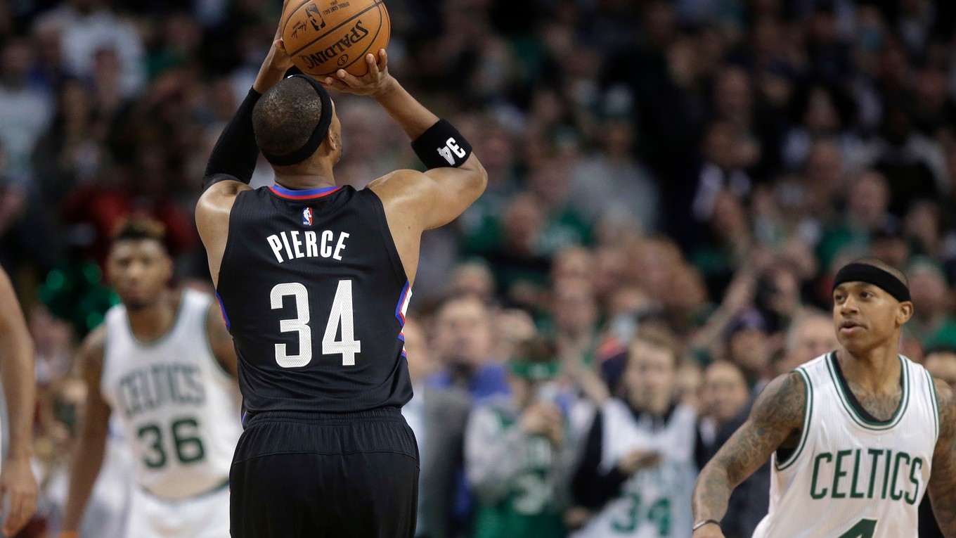 Tridsaťdeväťročný krídelník Los Angeles Clippers, Paul Pierce, po tejto sezóne ukončí kariéru a fanúšikovia Celtics potešili bývalého kapitána tímu viac než prehra 102:107.