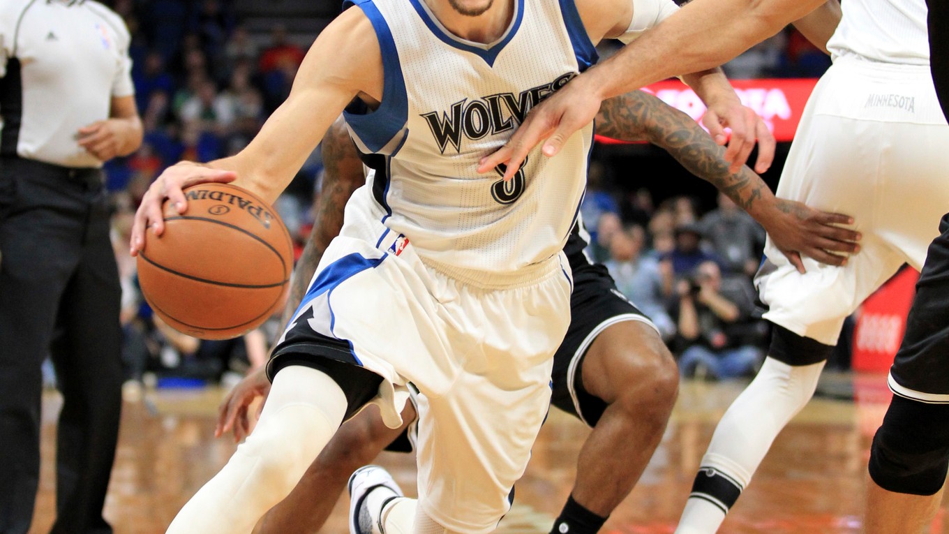 Dvojnásobný kráľ smečiarov v basketbalovej NBA Zach LaVine si pretrhol predný krížny väz v ľavom kolene a sezóna 2016/2017 sa preňho skončila.