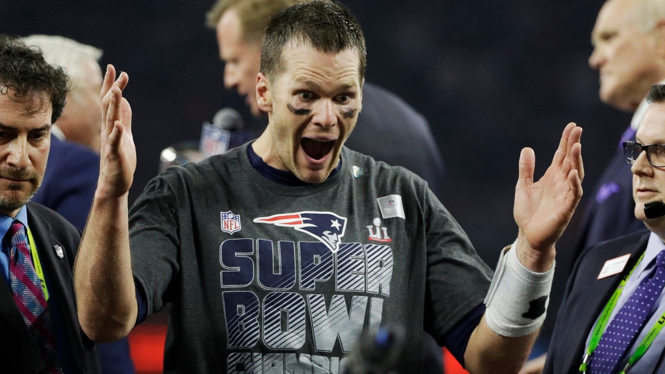 Quarterbackovi čerstvých šampiónov NFL Tomovi Bradymu niekto zo šatne vzal víťazný dres z finále 51. ročníka Super Bowlu.