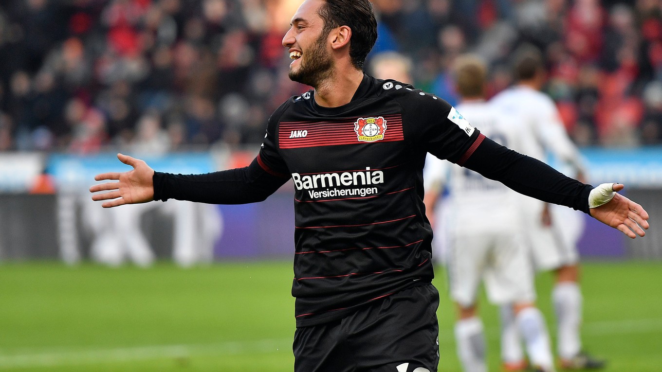 Turecký futbalový reprezentant Hakan Calhanoglu si už zrejme nezahrá v drese svojho nemeckého zamestnávateľa Bayer Leverkusen.