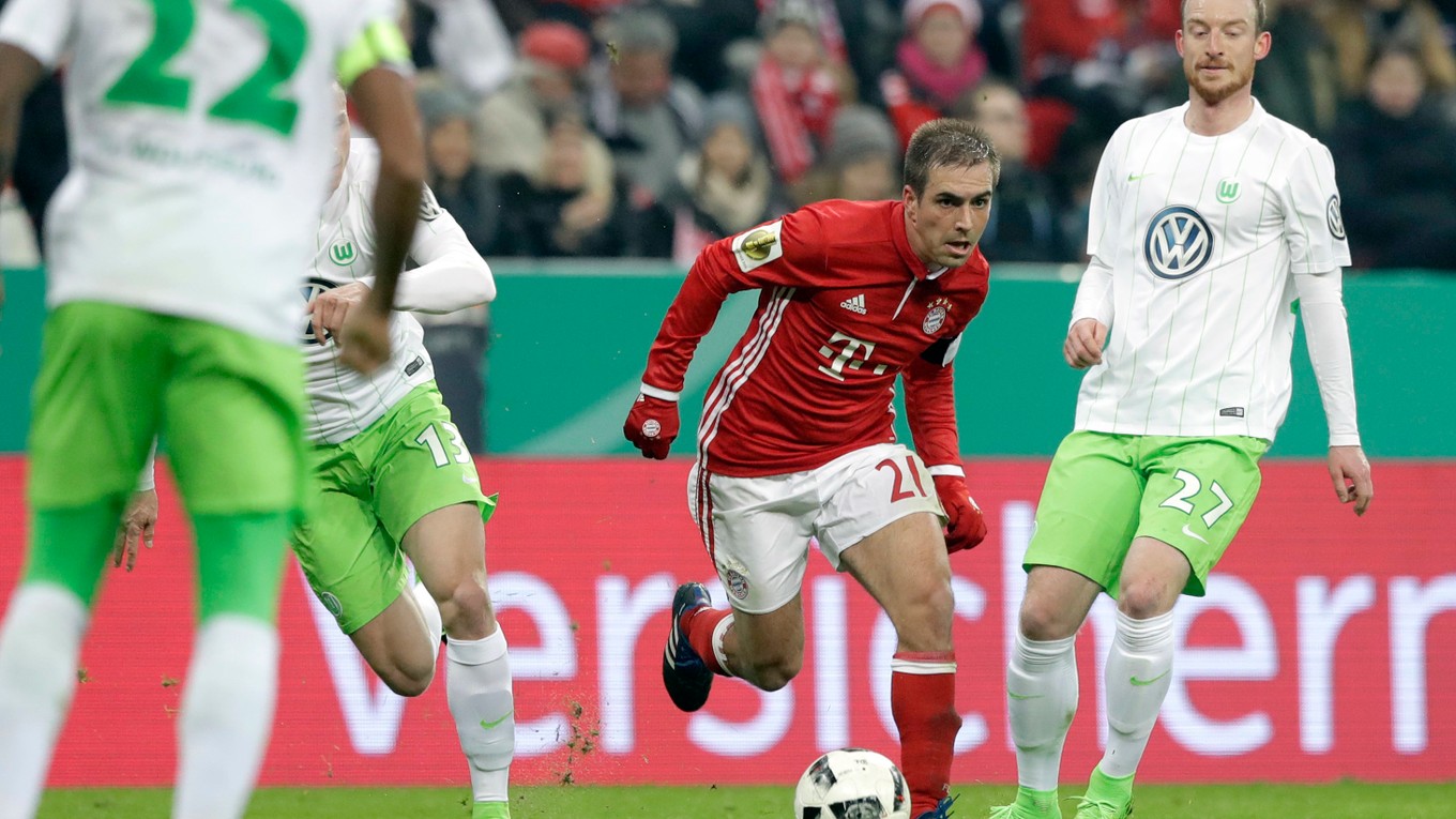 Philipp Lahm (v červenom) je dlhoročnou oporou Bayernu Mníchov.
