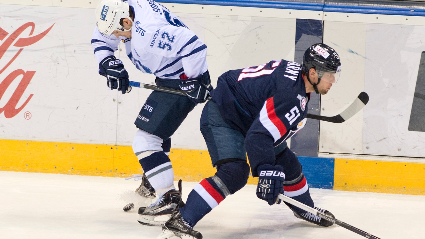 Jedným z hráčov, ktorý by mohol dohrať sezónu v inom drese, je Ivan Švarný (vpravo). Zaujíma sa oňho Nitra.