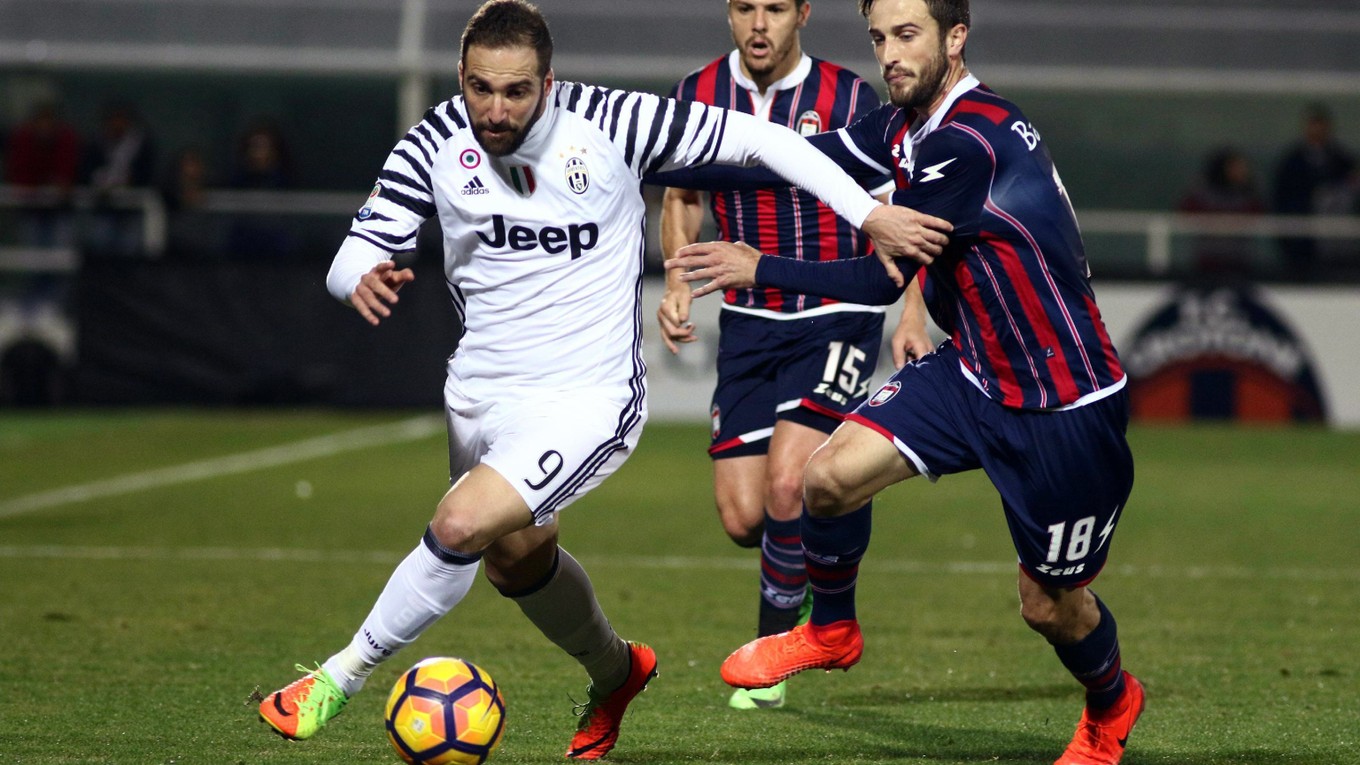 Futbalisti úradujúceho talianskeho majstra Juventusu Turín vyhrali v stredu v dohrávke 18. kola Serie A na trávniku Crotone 2:0.