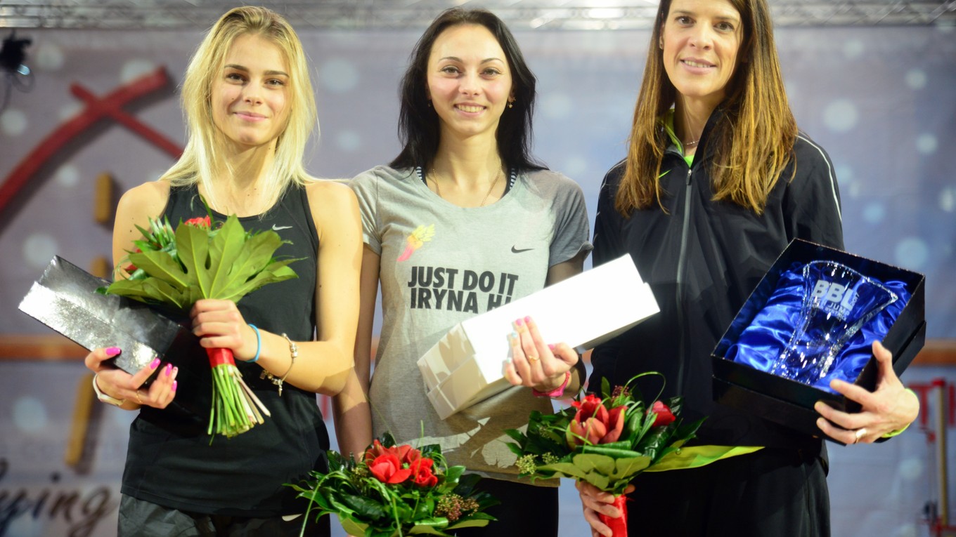 Zľava: Yulia Levchenko z Ukrajiny, druhá v celkovom poradí, Iryna Heraschenko z Ukrajiny, prvá v celkovom poradí, a Ruth Beitia zo Španielska, tretia v celkovom poradí, počas 23. ročníka halového výškarského mítingu Banskobystrická latka 2017.