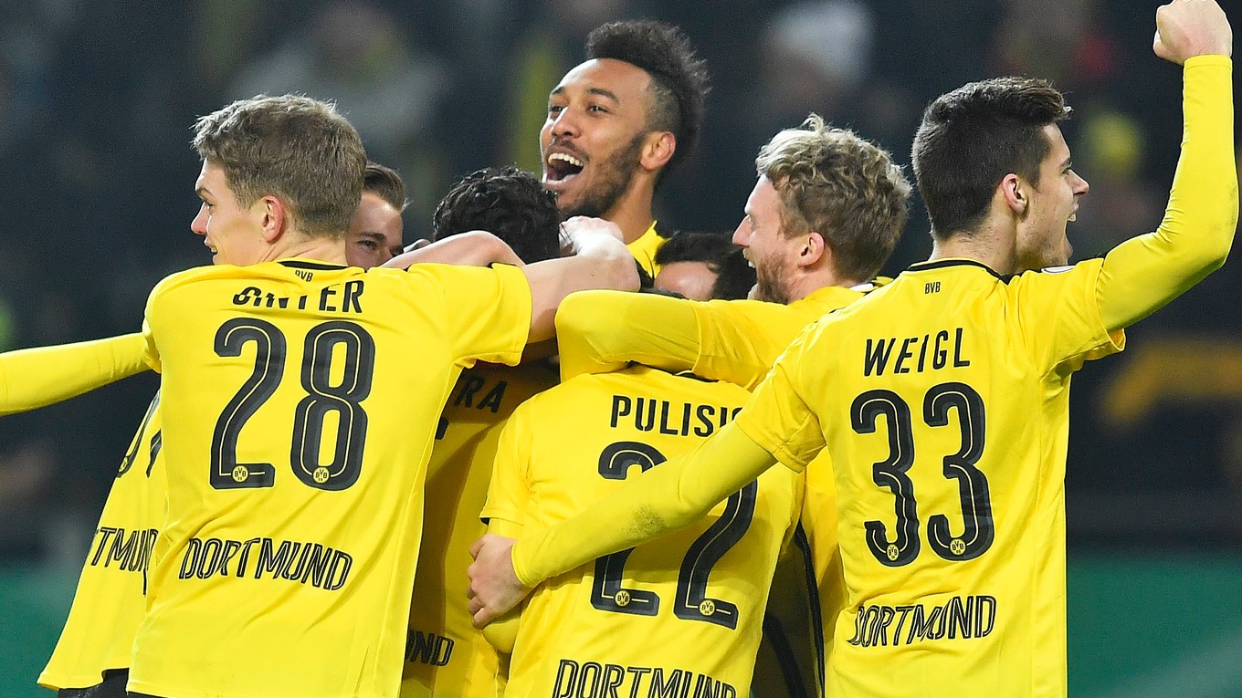 Hráči Dortmundu sa radujú z postupu.