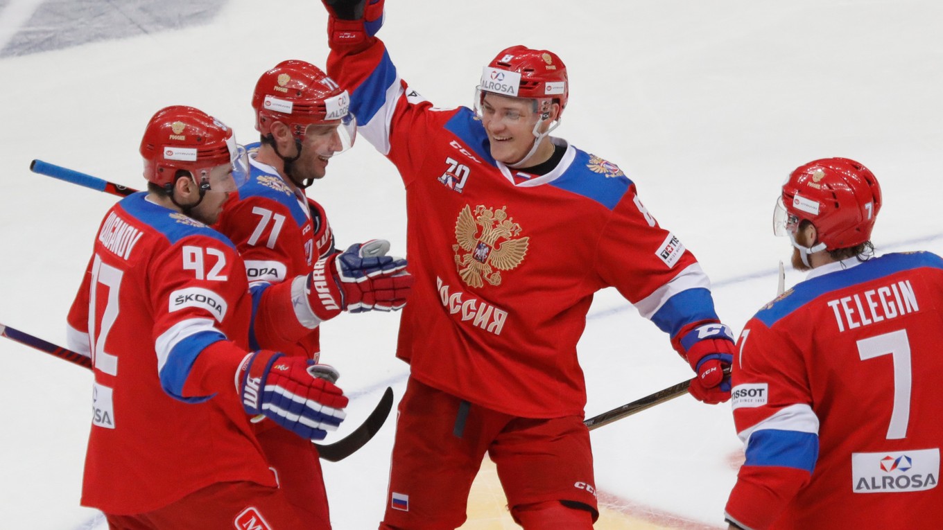Ruskí reprezentanti zvíťazili vo štvrtkovom zápase na turnaji Švédske hokejové hry v Petrohrade nad Fínskom 2:1.