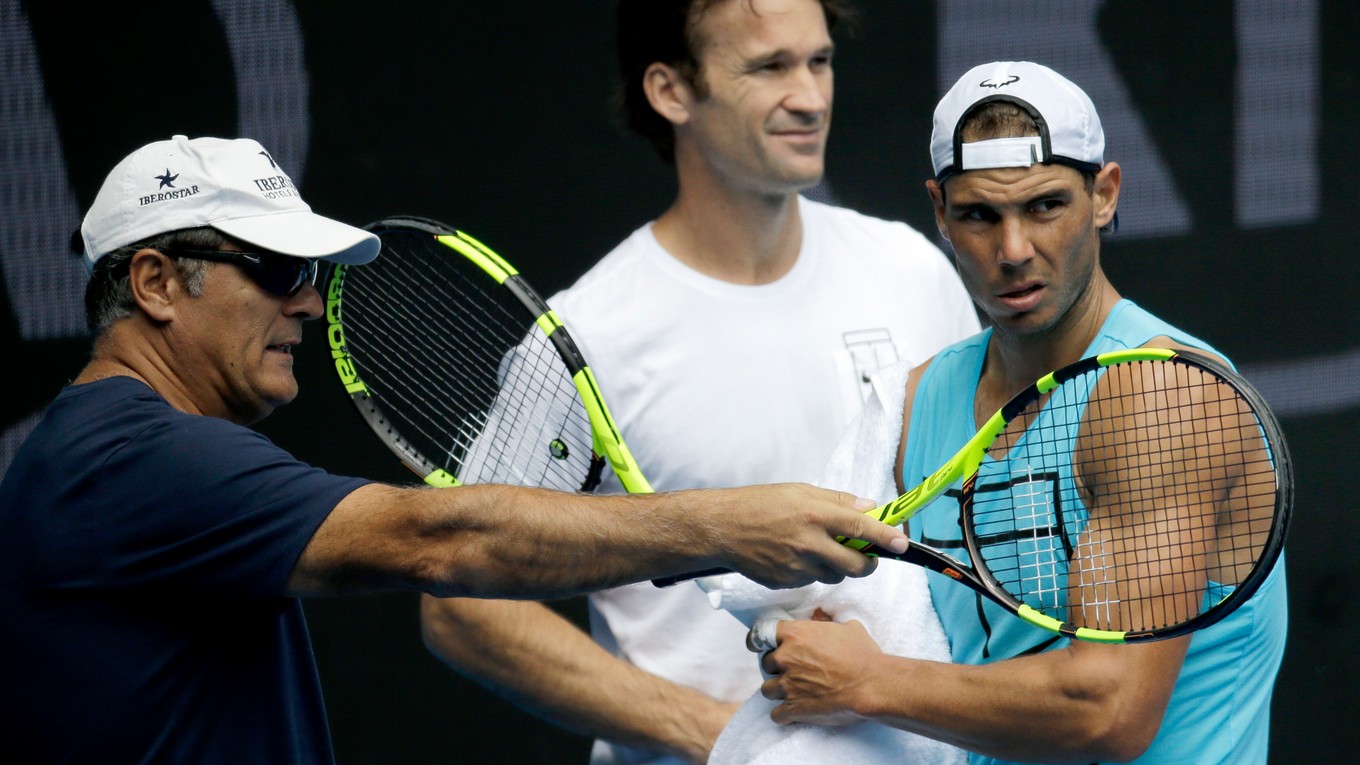 V posledných týždňoch viedol Toni Nadal (vľavo) Rafaela spolu s Carlosom Moyom (v strede).