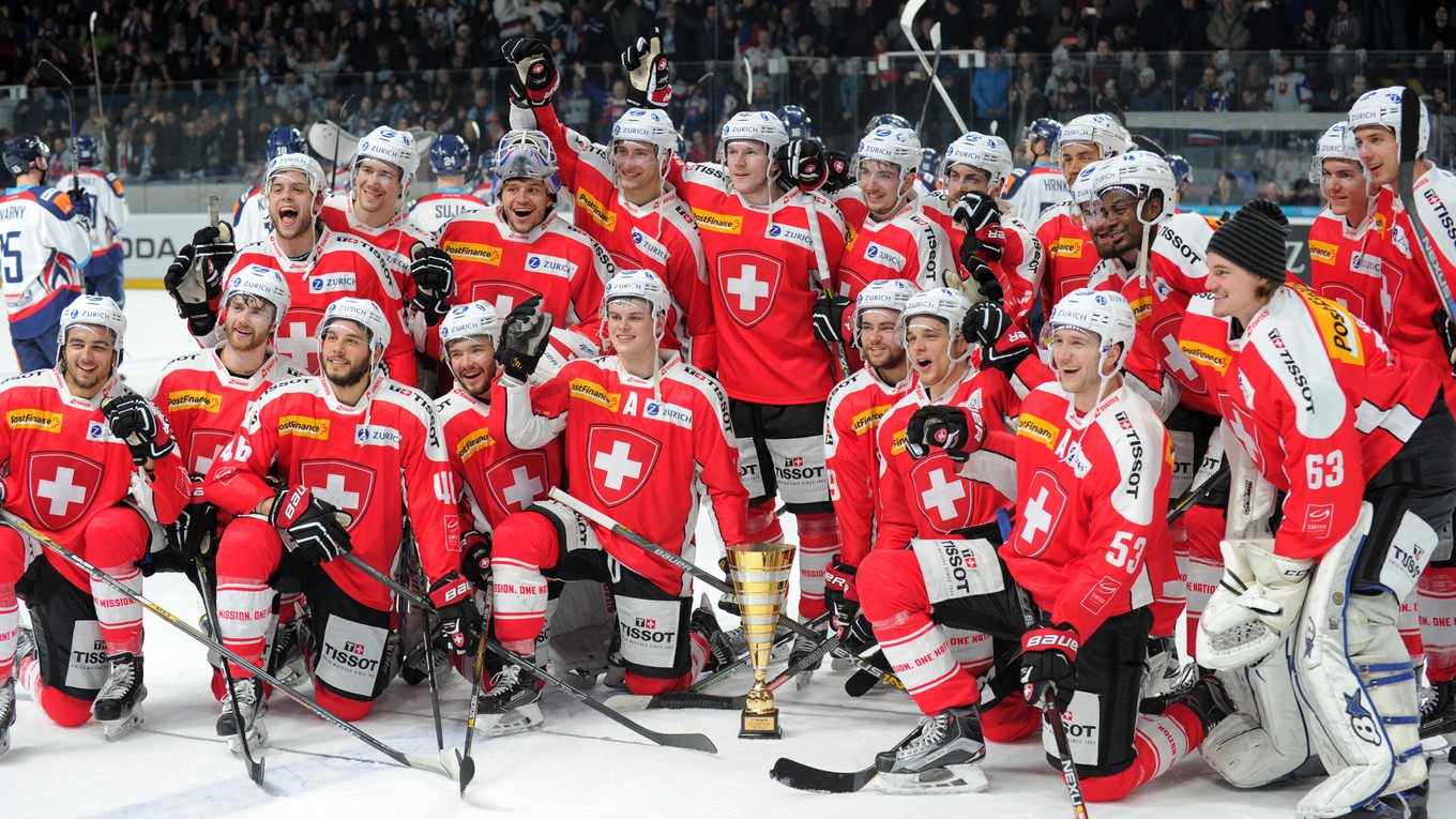 Hokejisti Švajčiarska pózujú po triumfe na Slovakia Cupe.