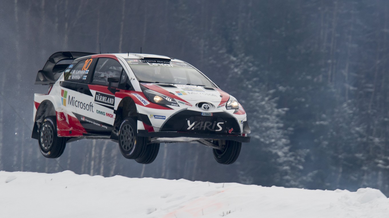 Jari-Matti Latvala ide vo Švédsku zatiaľ výborne.