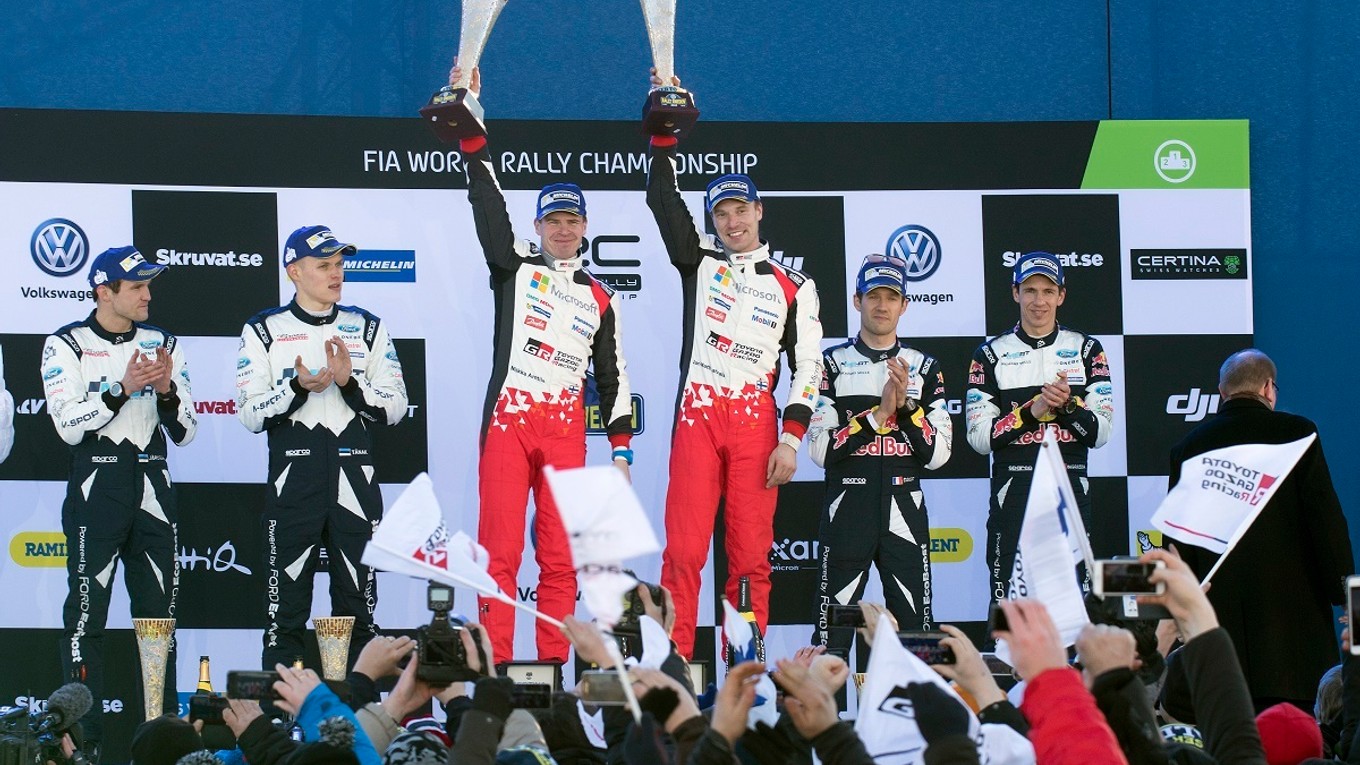 Zľava Märtin Järveoja a Ott Tänak, víťazi Miikka Anttila a Jari-Matti Latvala, a Julien Ingrassa a Sebastein Ogier.