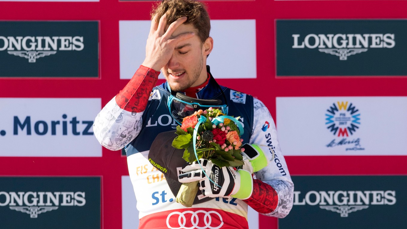 Víťaz kombinácie švajčiarsky lyžiar Luca Aerni (vľavo) si utiera slzy počas kvetinovej ceremónie na majstrovstvách sveta vo švajčiarskom St. Moritzi.