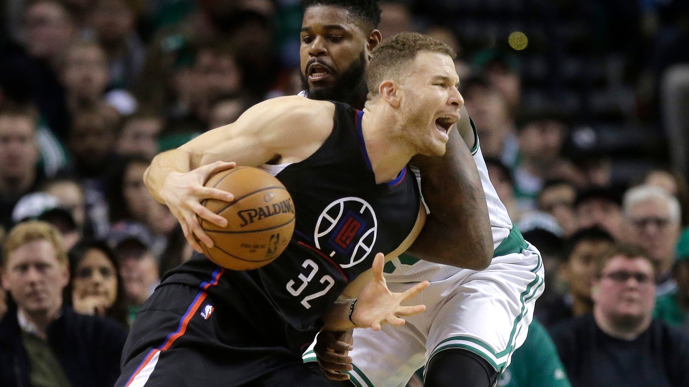Blake Griffin (s číslom 32) predvádza v drese Los Angeles Clippers skvelé výkony.