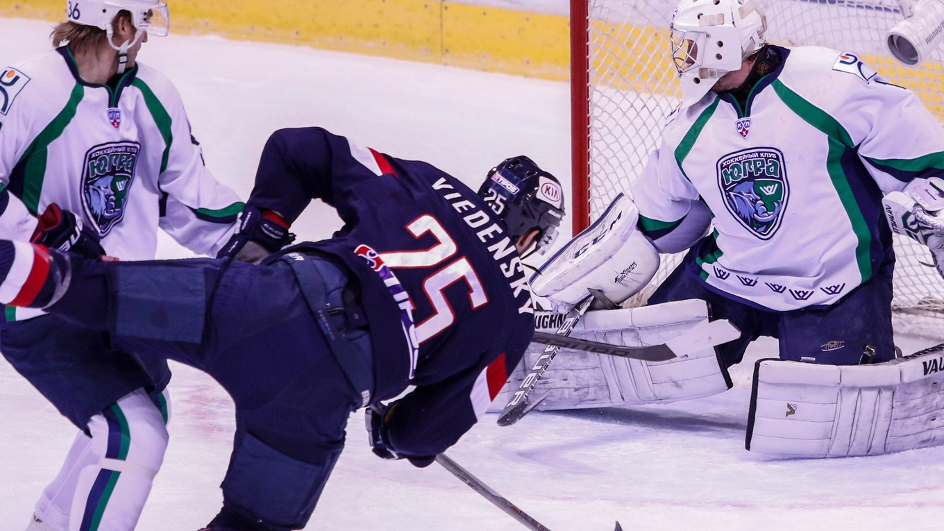 Brankár Vladislav Fokin (vpravo) čelil v drese Jugry Chanty-Mansijsk aj Slovanu Bratislava.