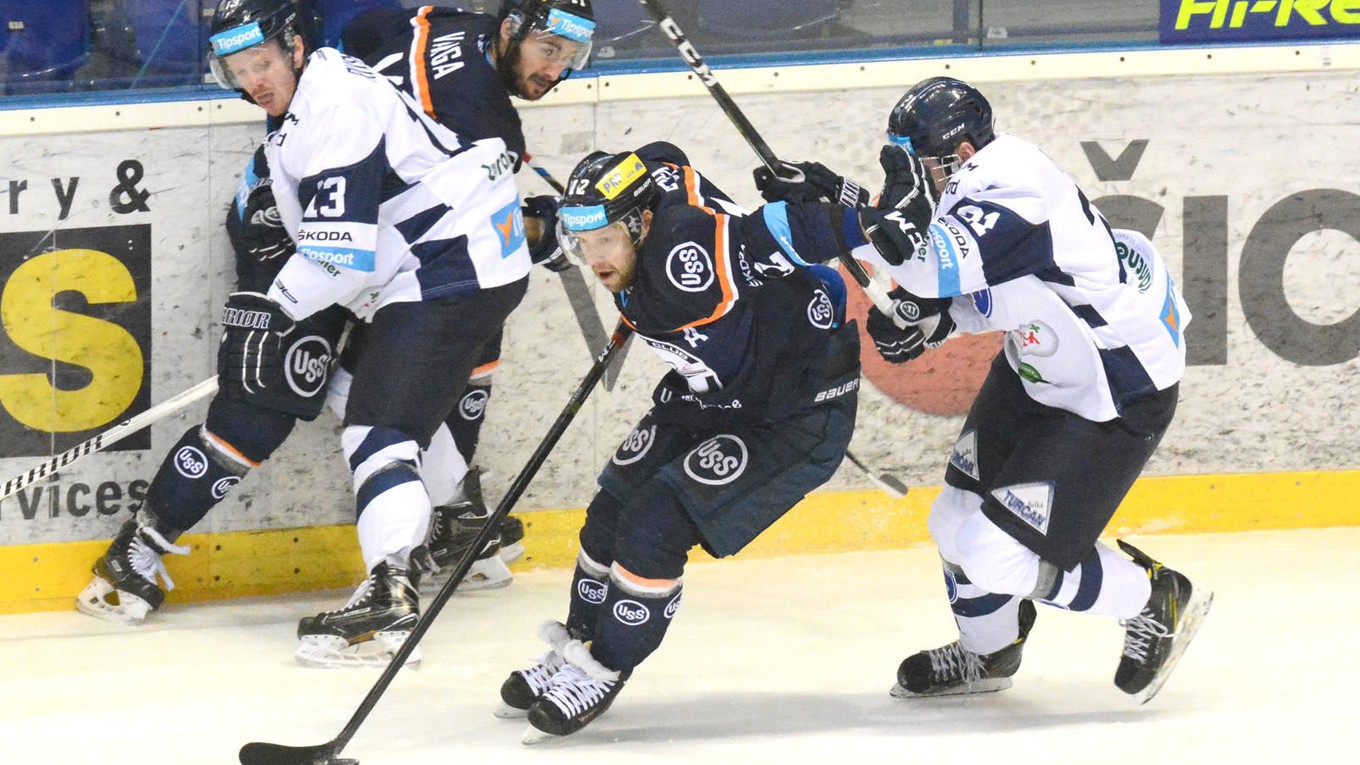 Skúsený Jiří Bicek (s pukom). Gólom zavelil k obratu v stretnutí s Martinom.