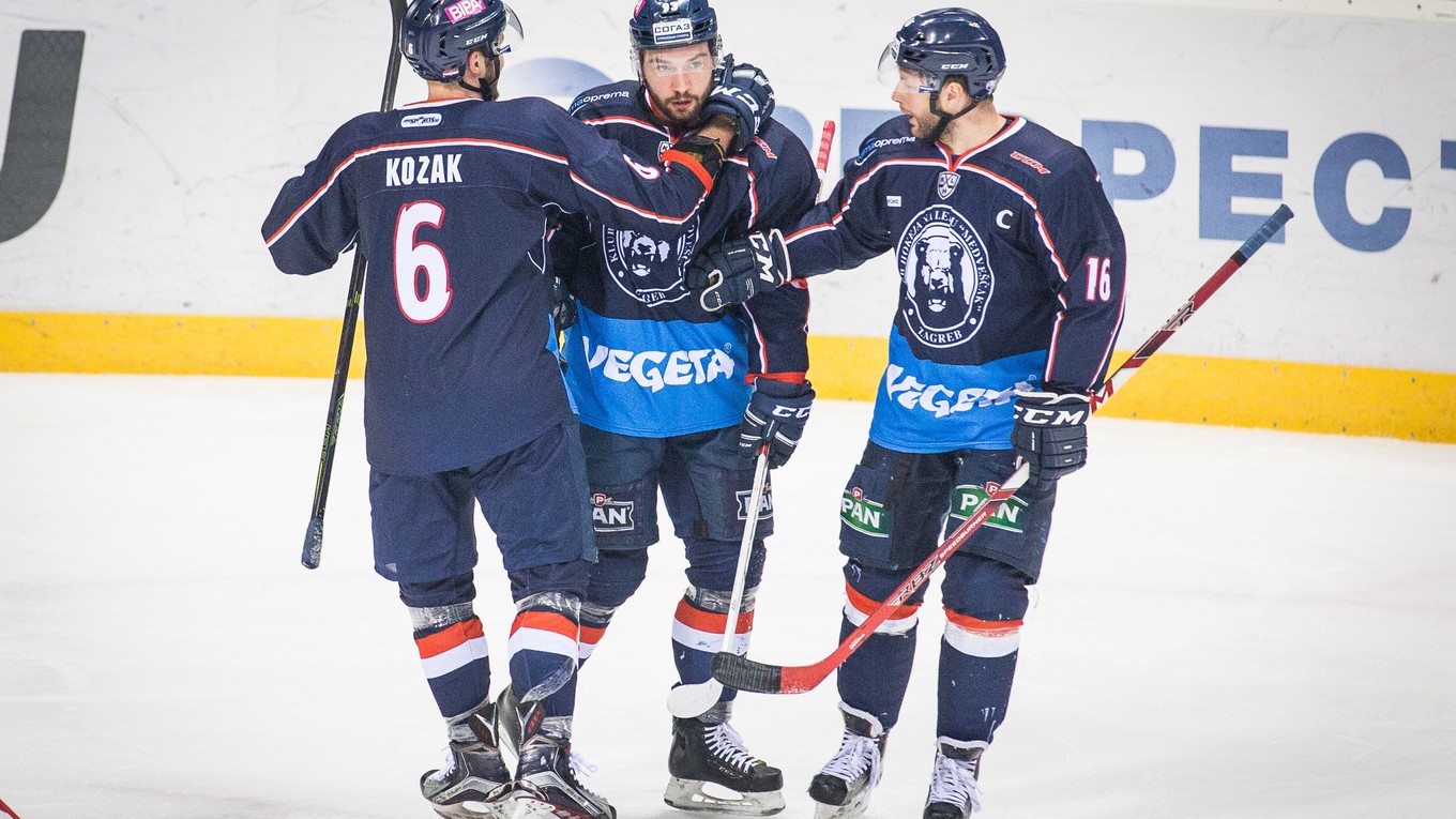 Hráči z Medveščak Záhreb počas zápasu Kontinentálnej hokejovej ligy (KHL) medzi Medveščak Záhreb - HC Slovan Bratislava.