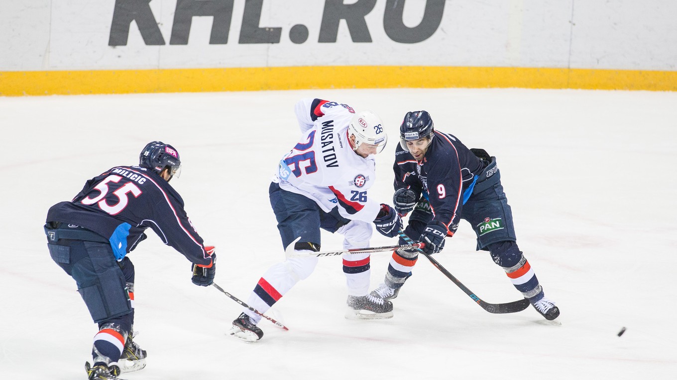 Zľava: Matija Miličič z Medveščak Záhreb, Igor Musatov z HC Slovan Bratislava a Samson Mahbod z Medveščak Záhreb počas zápasu Kontinentálnej hokejovej ligy (KHL) medzi Medveščak Záhreb - HC Slovan Bratislava.