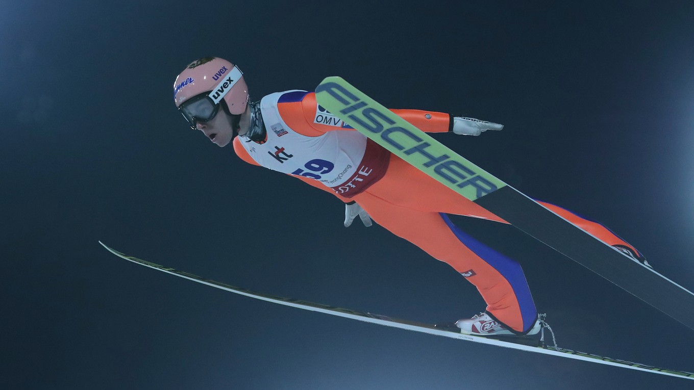Stredajšie preteky Svetového pohára v skokoch na lyžiach v juhokórejskom Pjongčanu opanoval Rakúšan Stefan Kraft. 