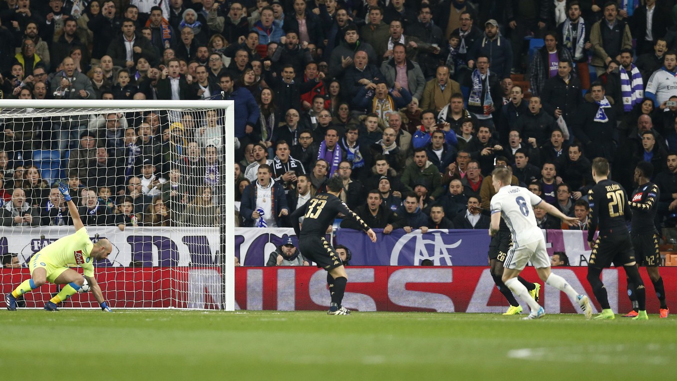 Toni Kroos (v bielom) strieľa druhý gól Realu Madrid do siete SSC Neapol.