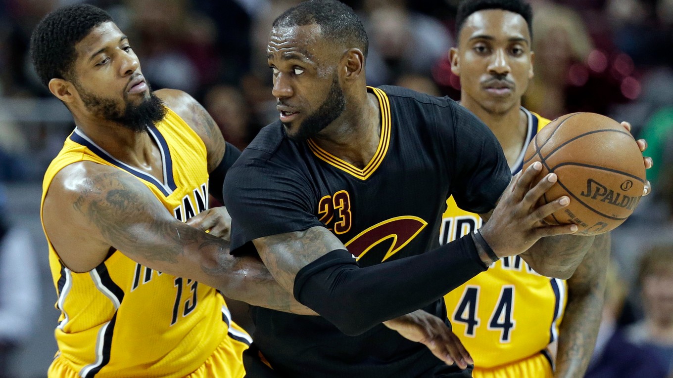 LeBron James (uprostred) potiahol svoj tím k výhre.