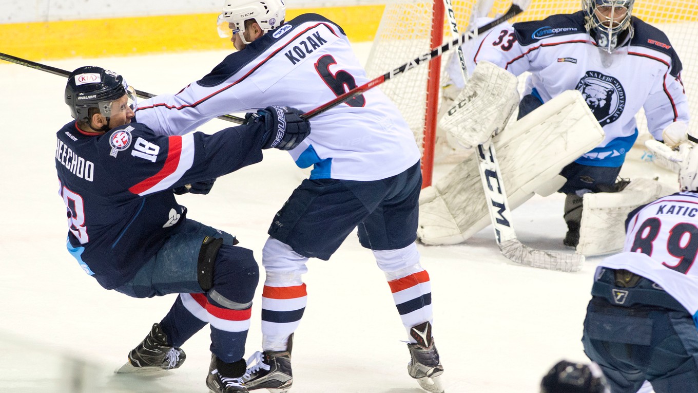 Lukáš Kozák (s číslom 6) v poslednom zápase sezóny proti Slovanu Bratislava zráža na ľad Jonathana Cheechooa.