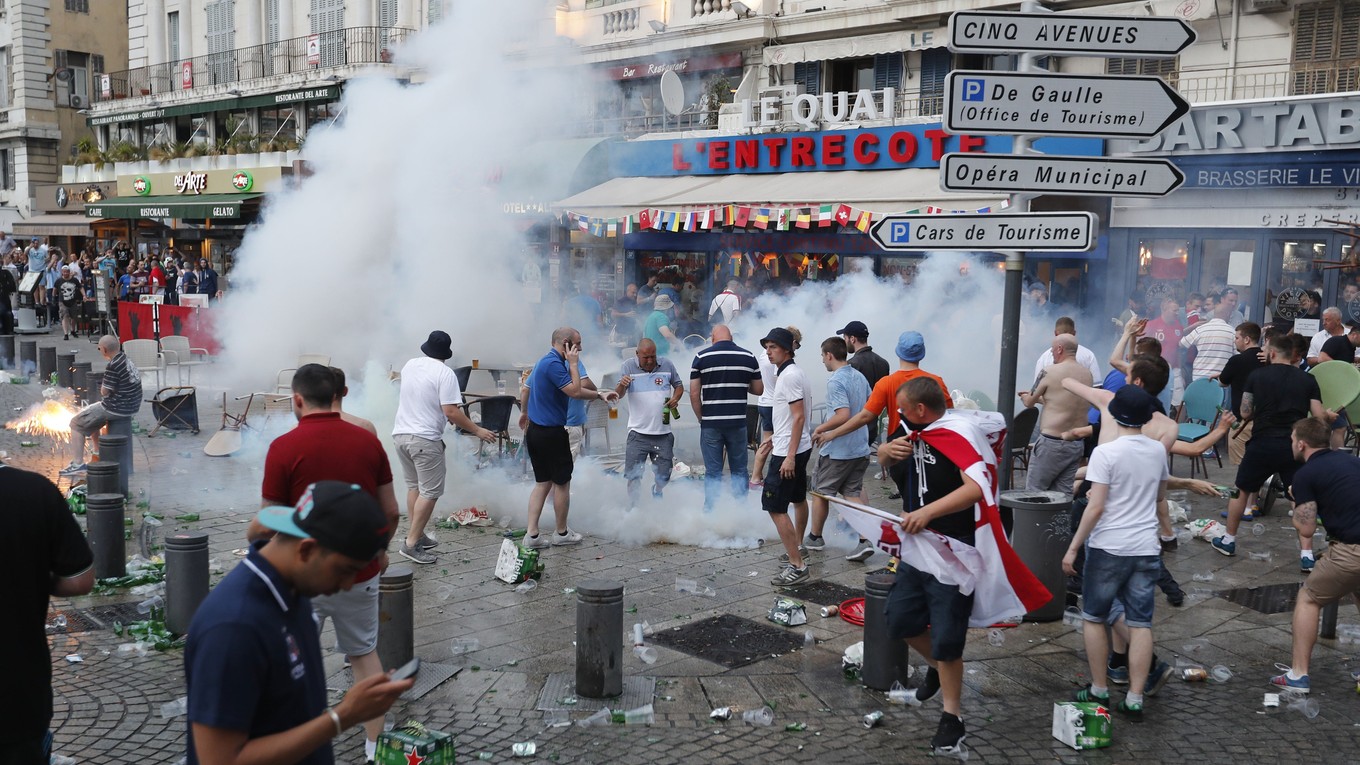 Ruskí chuligáni počas ME 2016 v Marseille napadli britských fanúšikov a zdemolovali niekoľko podnikov.