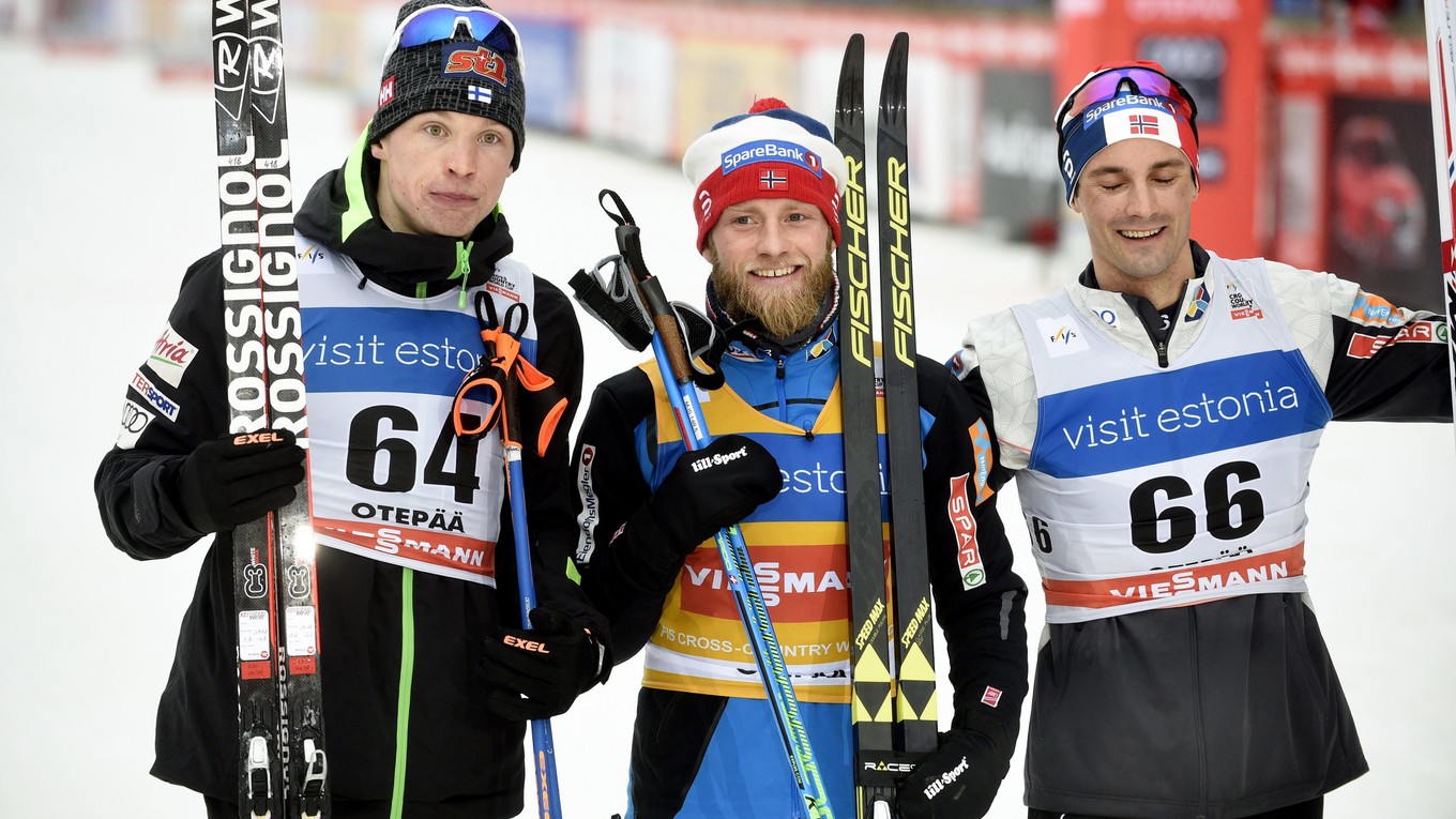 Trojica najlepších z nedeľňajších pretekov pózuje do objektívov fotografov - zľava druhý Ivo Niskanen, víťaz Martin Johnsrud Sundby a tretí Hans Christer Holund.