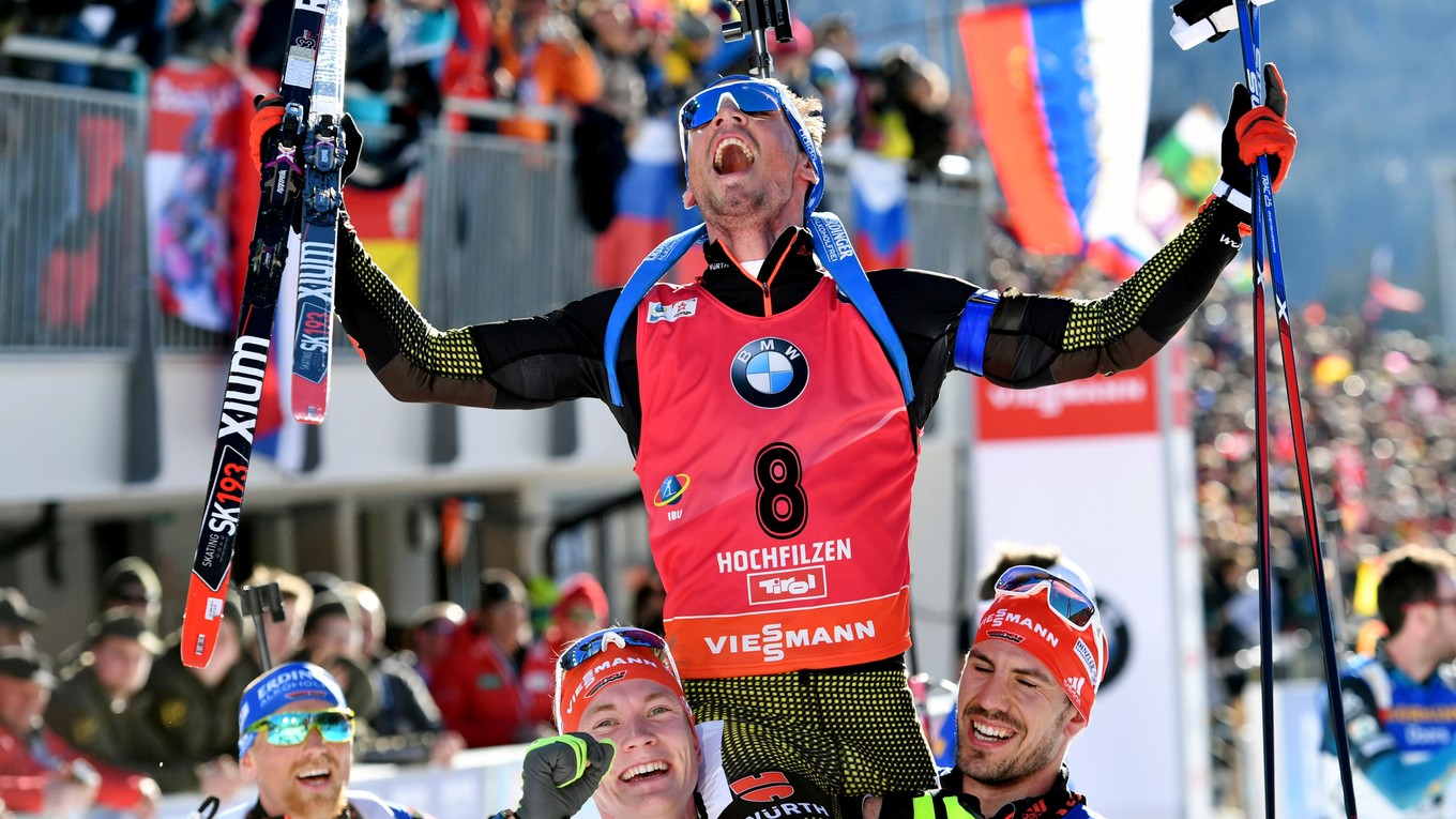 Simon Schempp sa raduje z titulu majstra sveta v pretekoch s hromadným štartom.