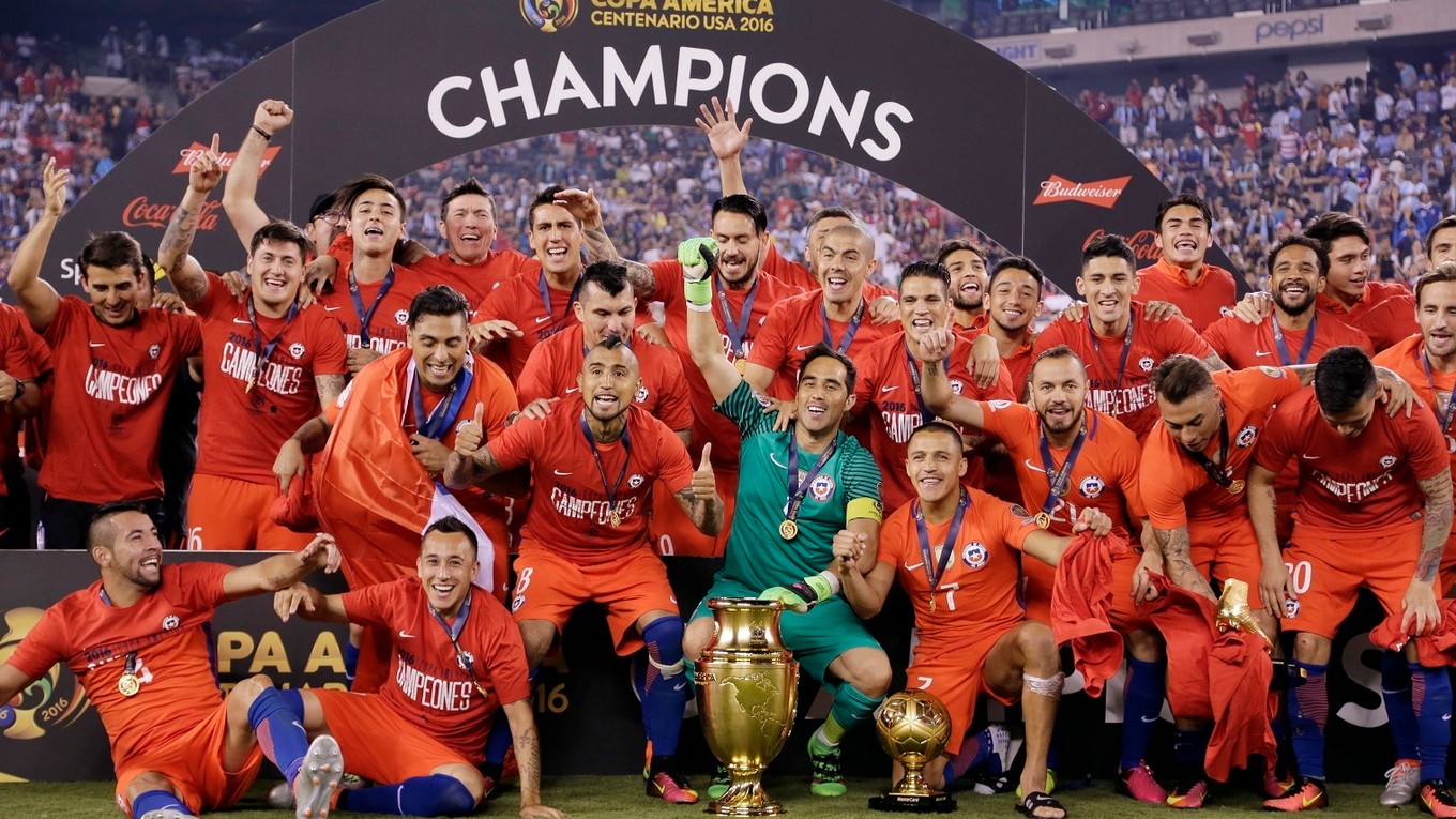 Futbalisti Čile sa radujú z celkového prvenstva na Copa America.
