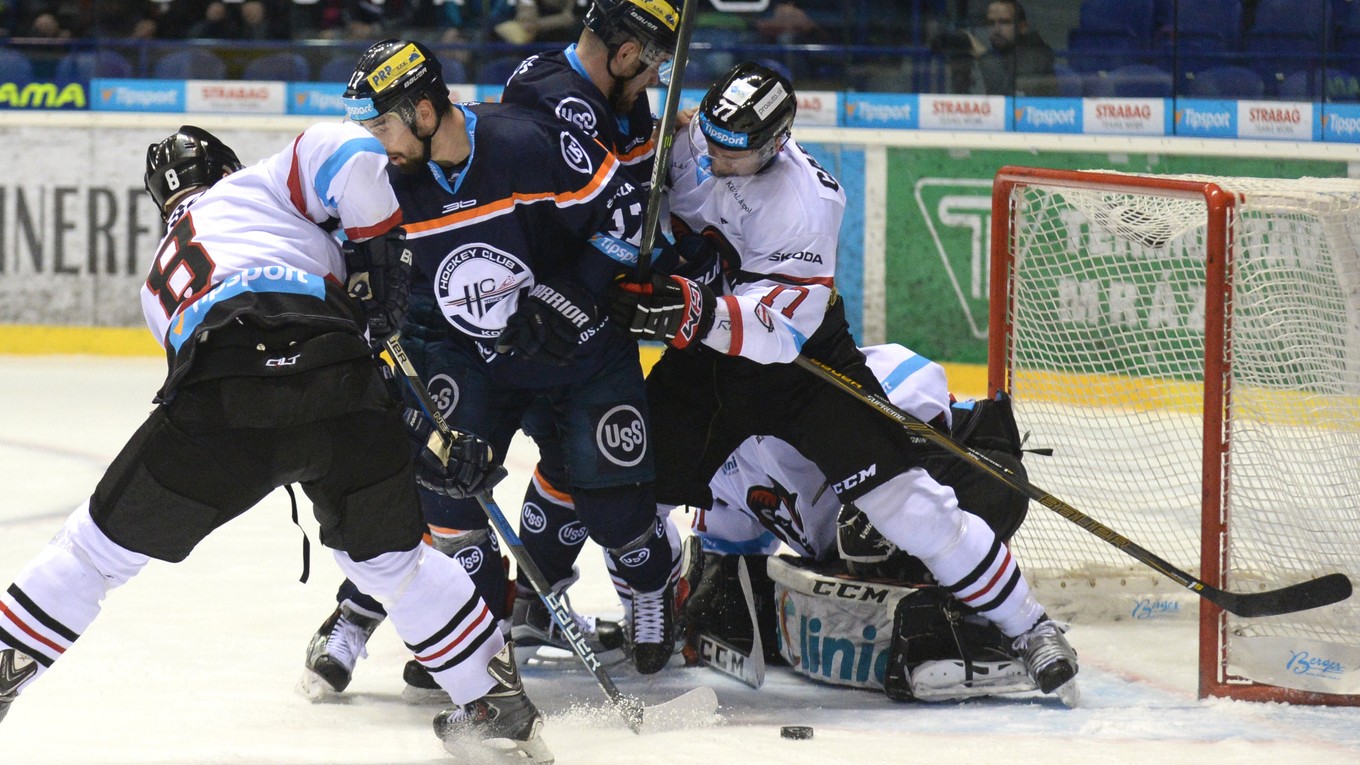 Zápas Košíc s Banskou Bystricou priniesol veľa tvrdých súbojov.