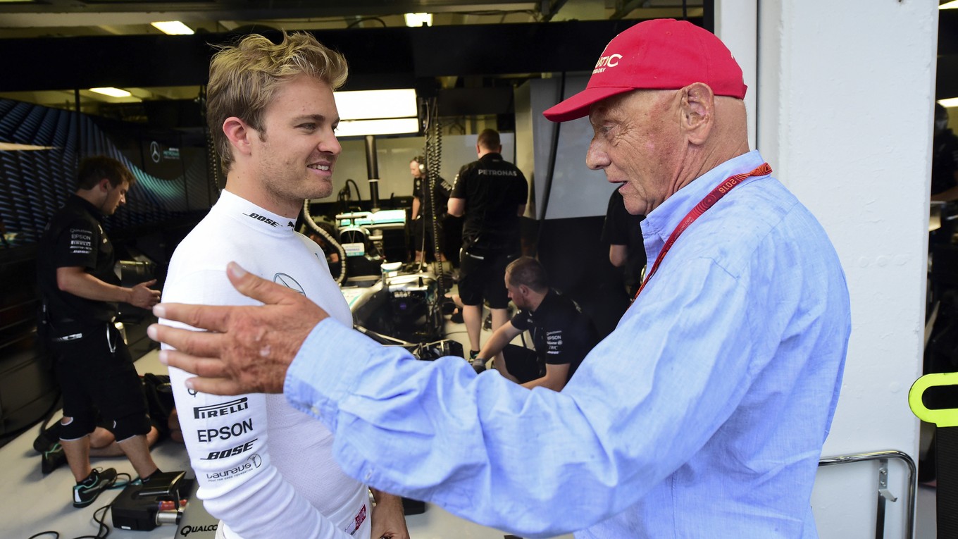 Niki Lauda (vpravo) s minuloročným majstrom sveta Nicom Rosbergom, ktorý po zisku titulu ukončil kariéru.