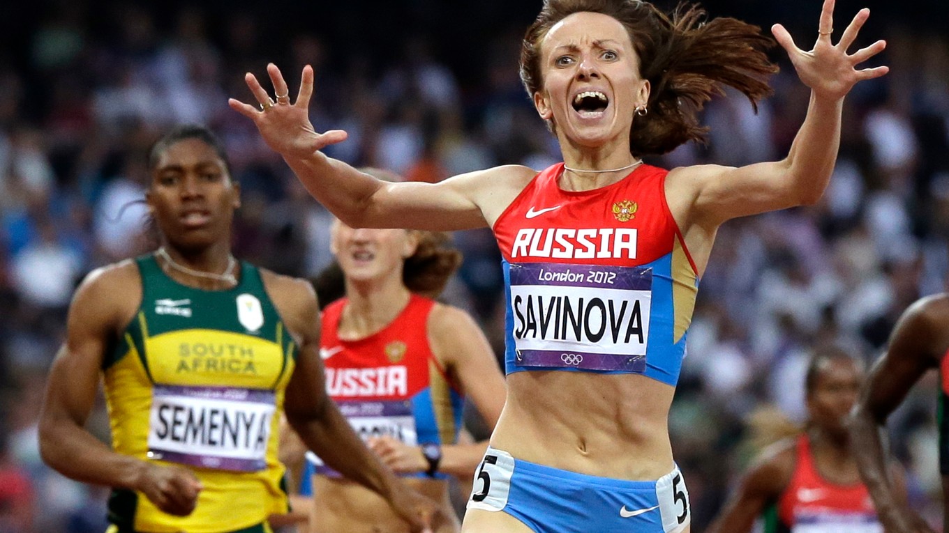 Ruska Maria Savinovová sa teší z víťazstva v behu na 800 metrov na olympijských hrách v Londýne. Neskôr ju pre doping diskvalifikovali.