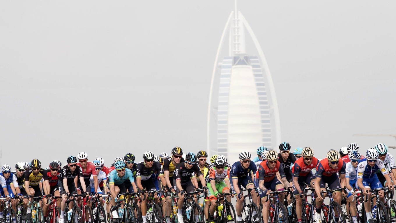 Na ilustračnej snímke je pelotón cyklistov počas v 3. etapy pretekov Okolo Dubaja z Dubaja do Al-Aquah (200 km) vo štvrtok 2. februára 2017.