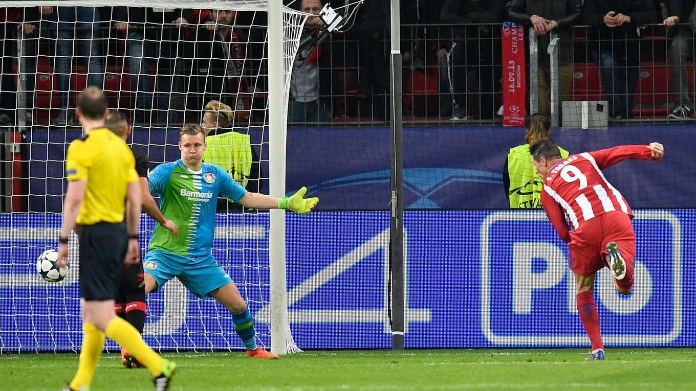 Fernando Torres (vpravo) strieľa štvrtý gól Atlética Madrid do siete Bayeru Leverkusen.