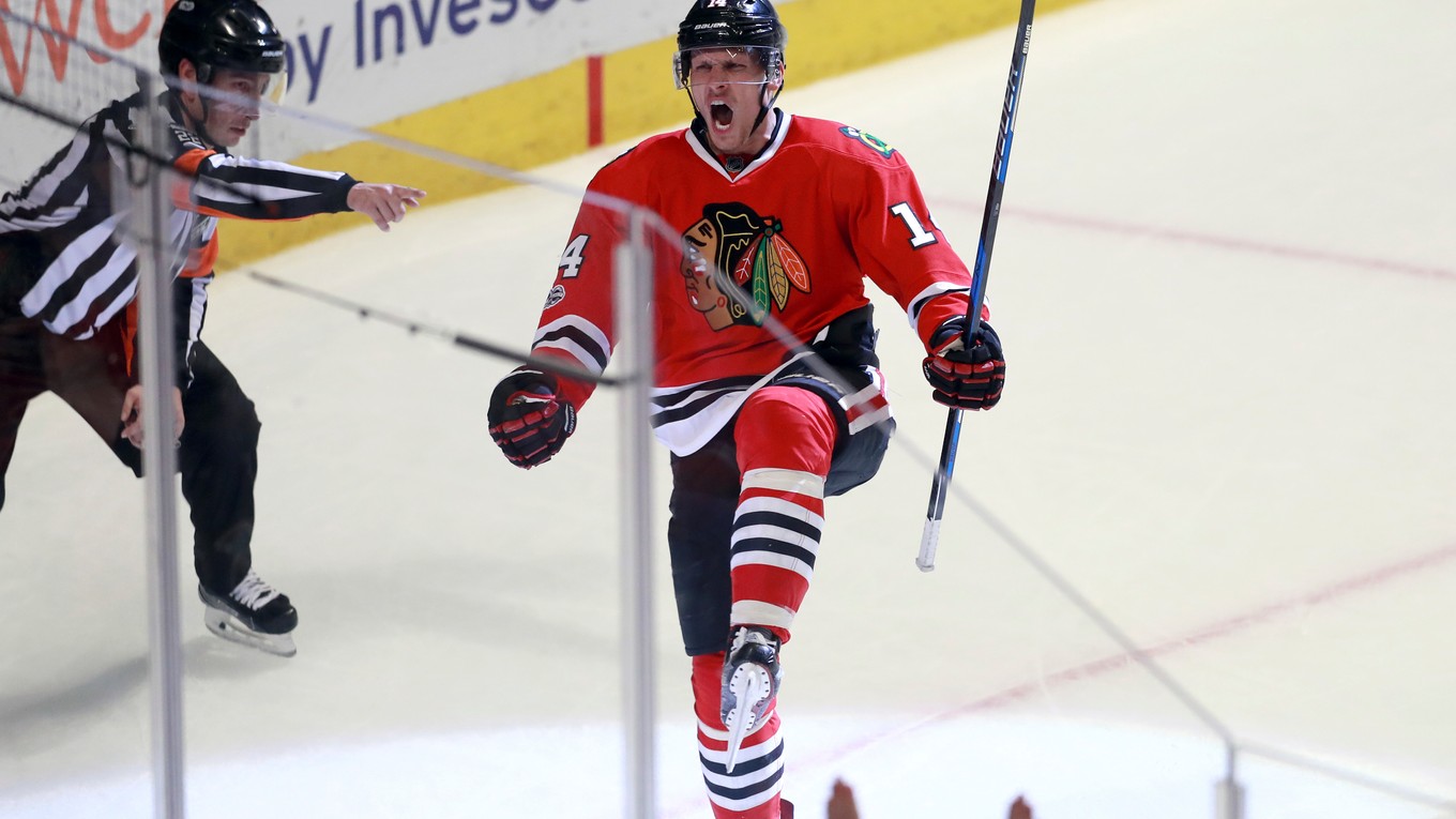 19. februára 2017. Richard Pánik oslavuje svoj gól v zápase hokejovej NHL Chicago Black Hawks - Edmonton Oilers.