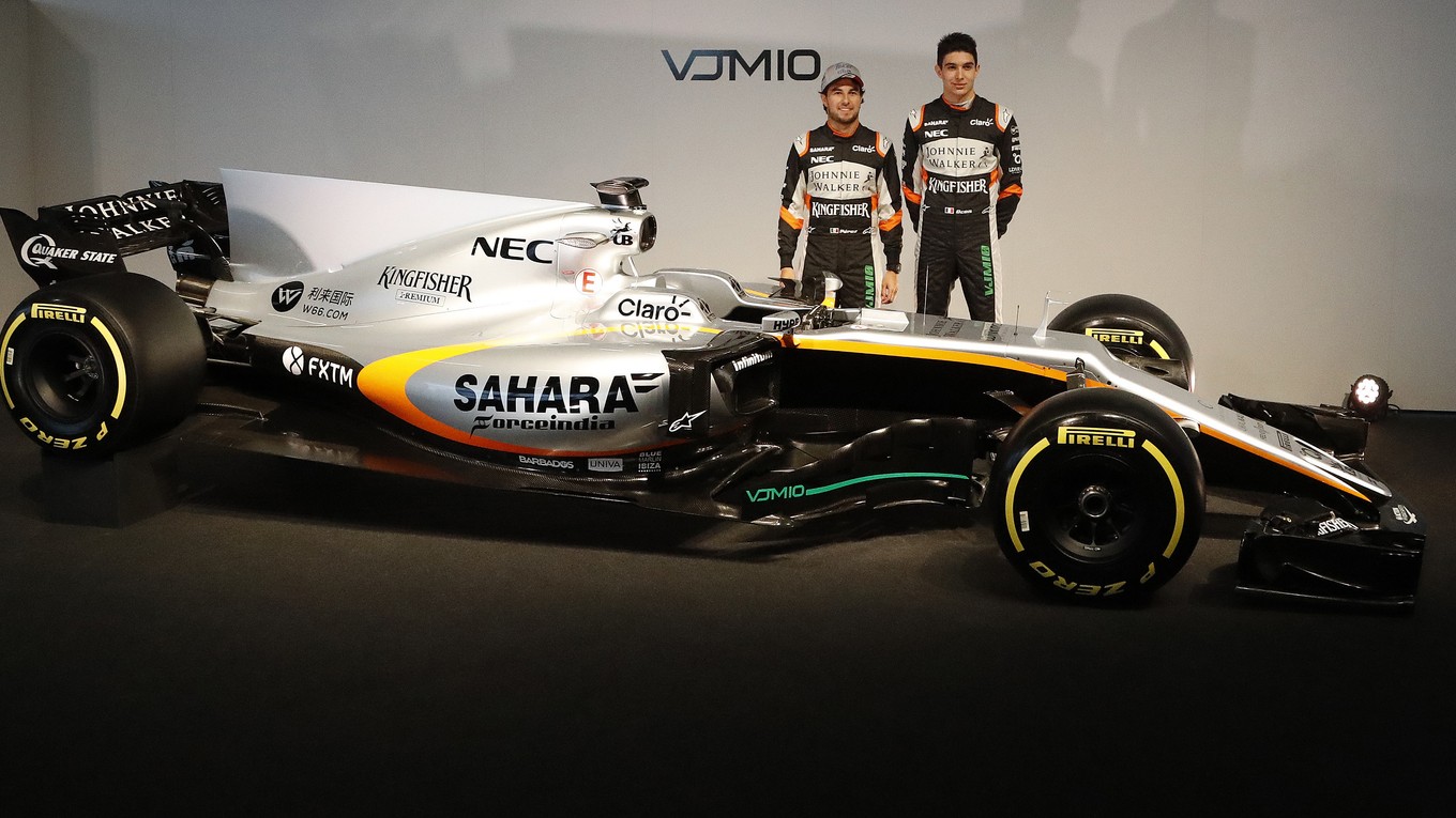 Sergio Perez (vľavo) a Esteban Ocon pred novým monopostom Force India.
