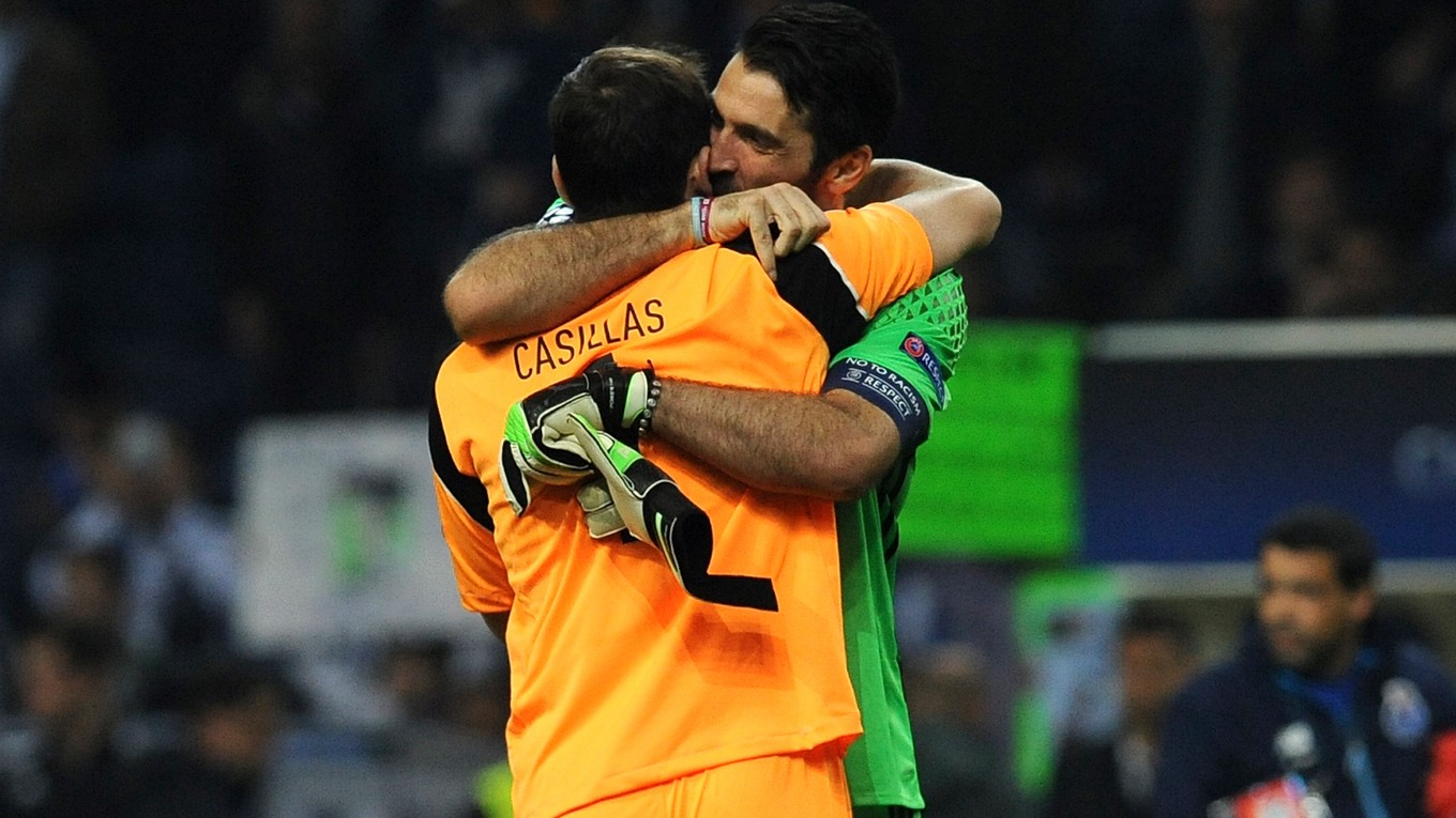 Gianluigi Buffon (v zelenom) v objatí s Ikerom Casillasom.