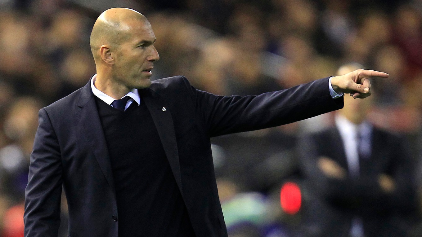 Tréner Realu Madrid Zinedine Zidane rozdáva pokyny svojim zverencom.