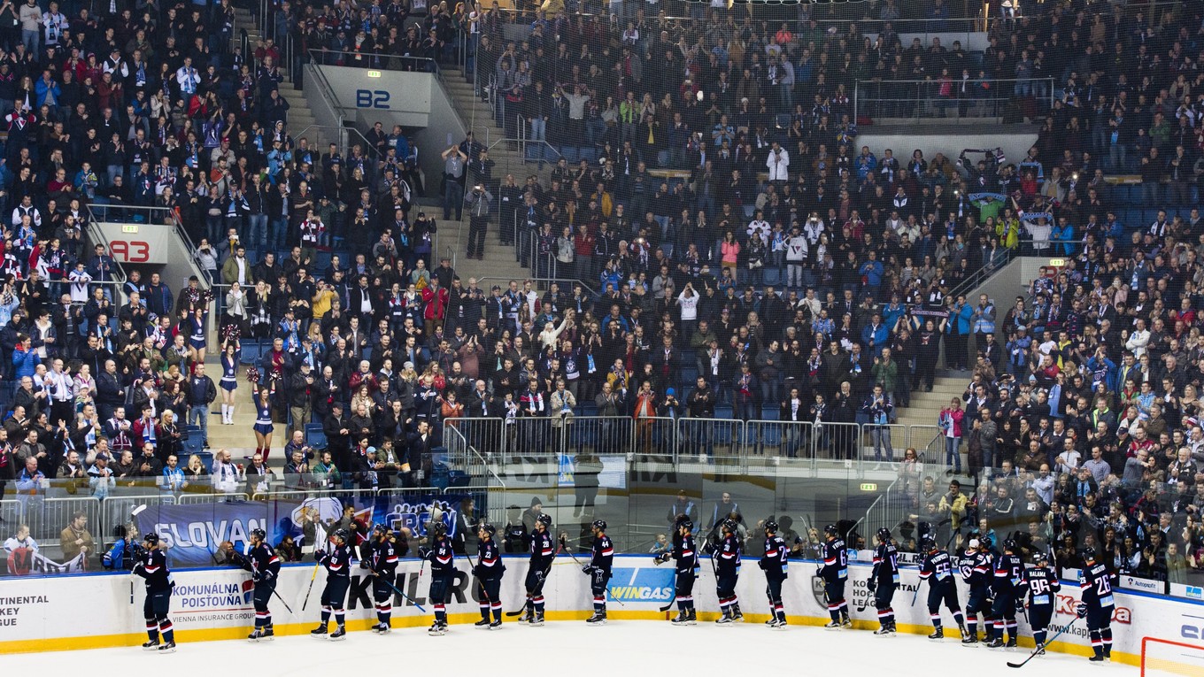 Hokejisti Slovana Bratislava sa lúčia s fanúšikmi po poslednom zápase sezóny.
