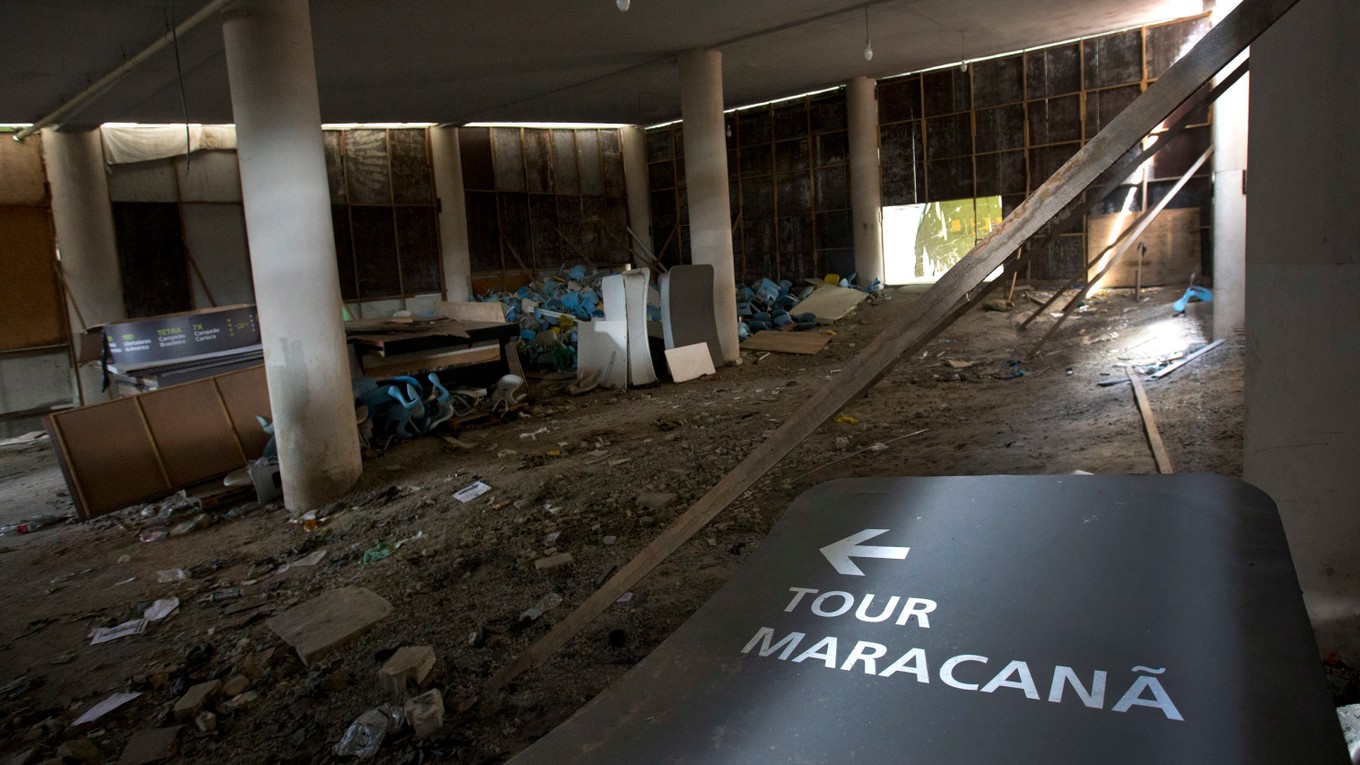 Pohľad na vytrhnuté stoličky vo vnútri futbalového štadióna Maracana.