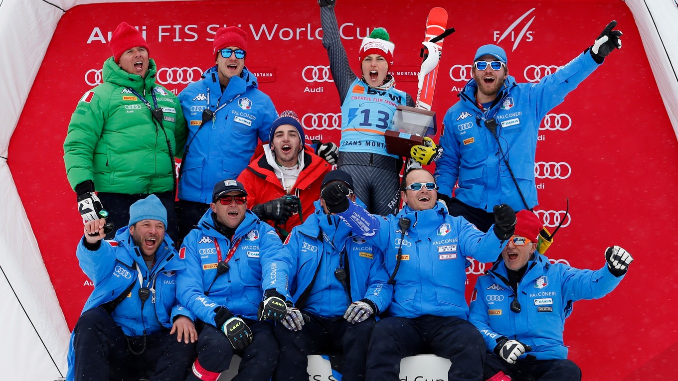 Talianska lyžiarka Federica Brignoneová (uprostred) sa teší s členmi svojho tímu z víťazstva v alpskej kombinácii Svetového pohára v Crans Montane.