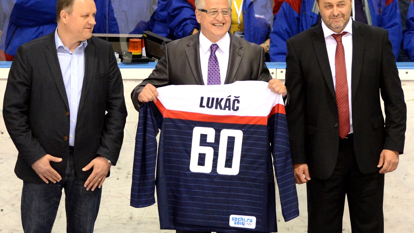 Na snímke uprostred bývalý hokejista Vincent Lukáč dostal k svojmu životnému jubileu reprezentačný dres s číslom 60 pred začiatkom prvého z dvoch prípravných zápasov medzi reprezentáciami Slovenska a Fínska v rámci 3. kola Euro Hockey Challenge v Košiciach 24. apríla 2014.